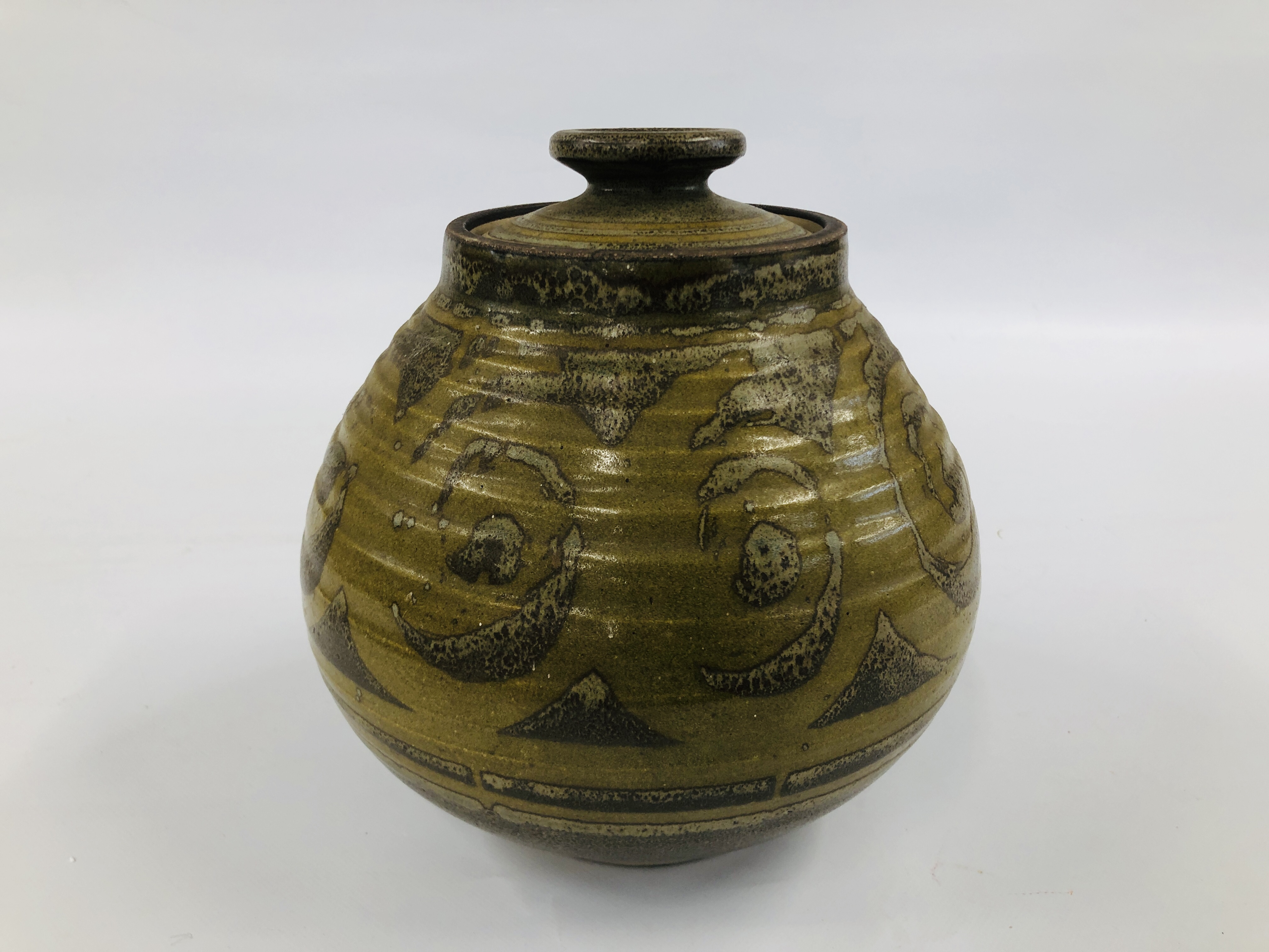 A LARGE IMPRESSIVE GLAZED STUDIO POTTERY URN, OF RIBBED FORM, BEARING IMPRESSED MAKERS MARK. H 25.