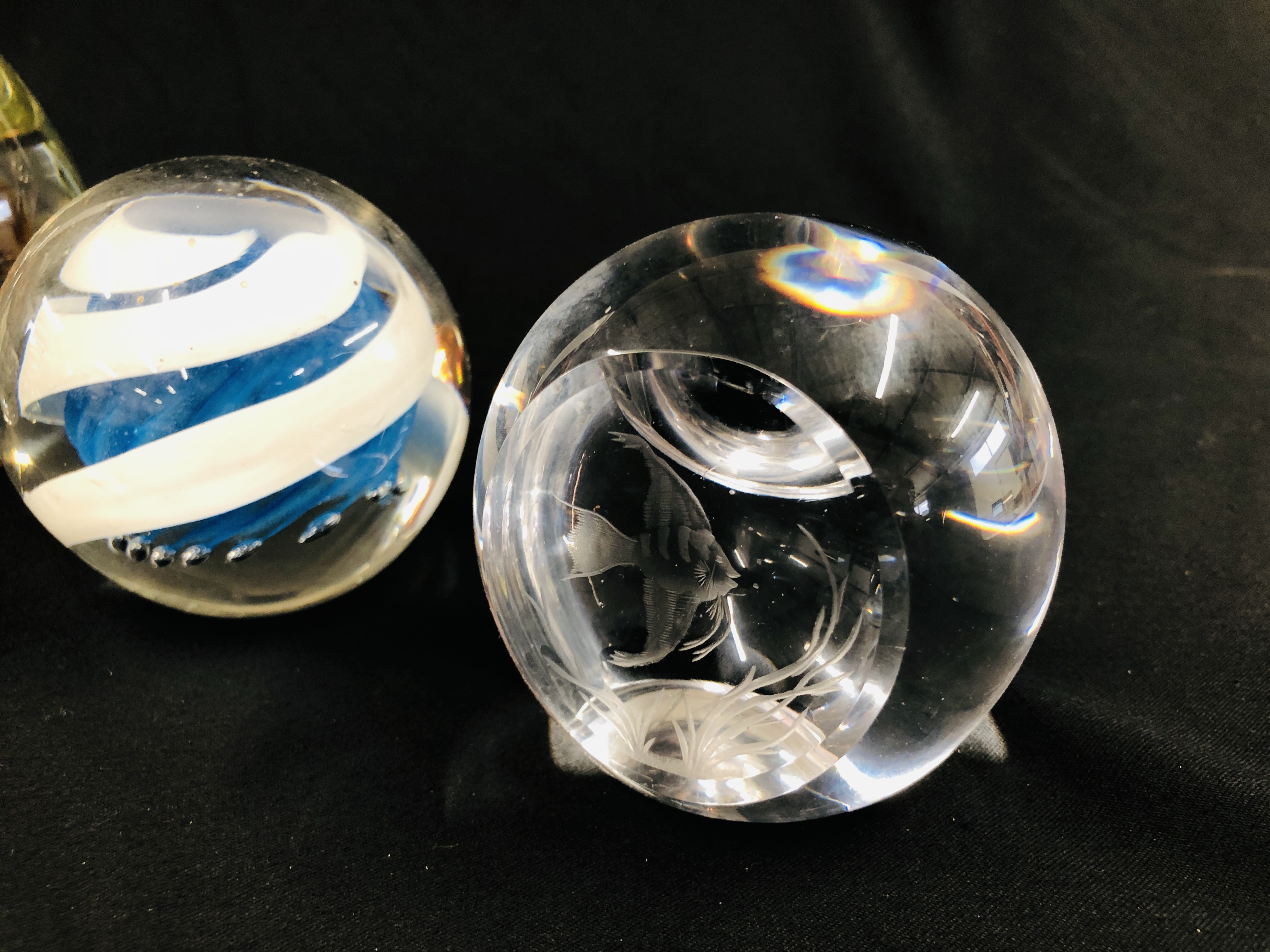 A GROUP OF 5 ART GLASS PAPERWEIGHTS TO INCLUDE LANGHAM AND A CONICAL EXAMPLE. - Image 2 of 8