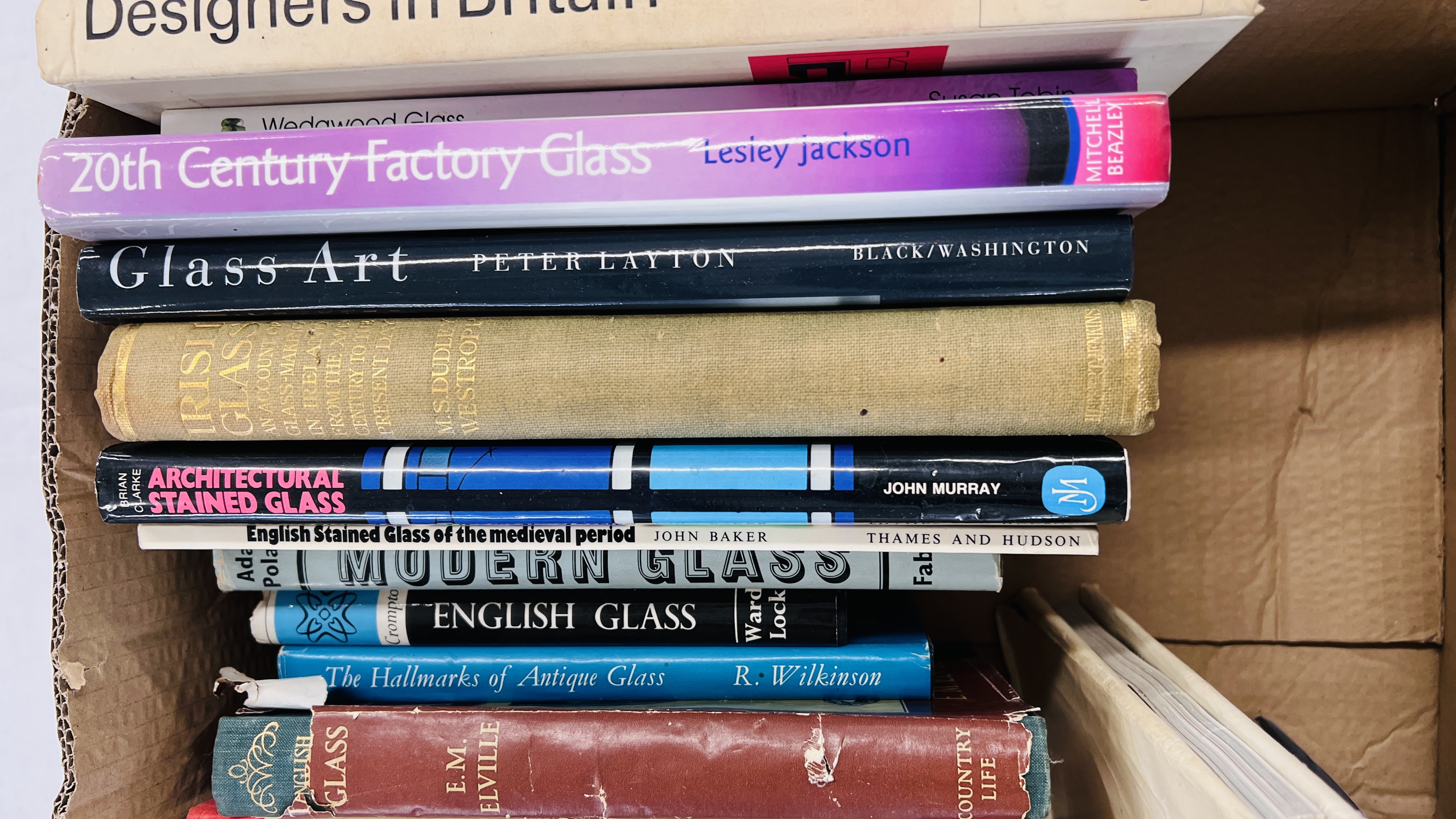 BOX CONTAINING GLASS REFERENCE AND DESIGN BOOKS TO INCLUDE SUSAN TOBIN - WEDGWOOD GLASS, - Image 10 of 12