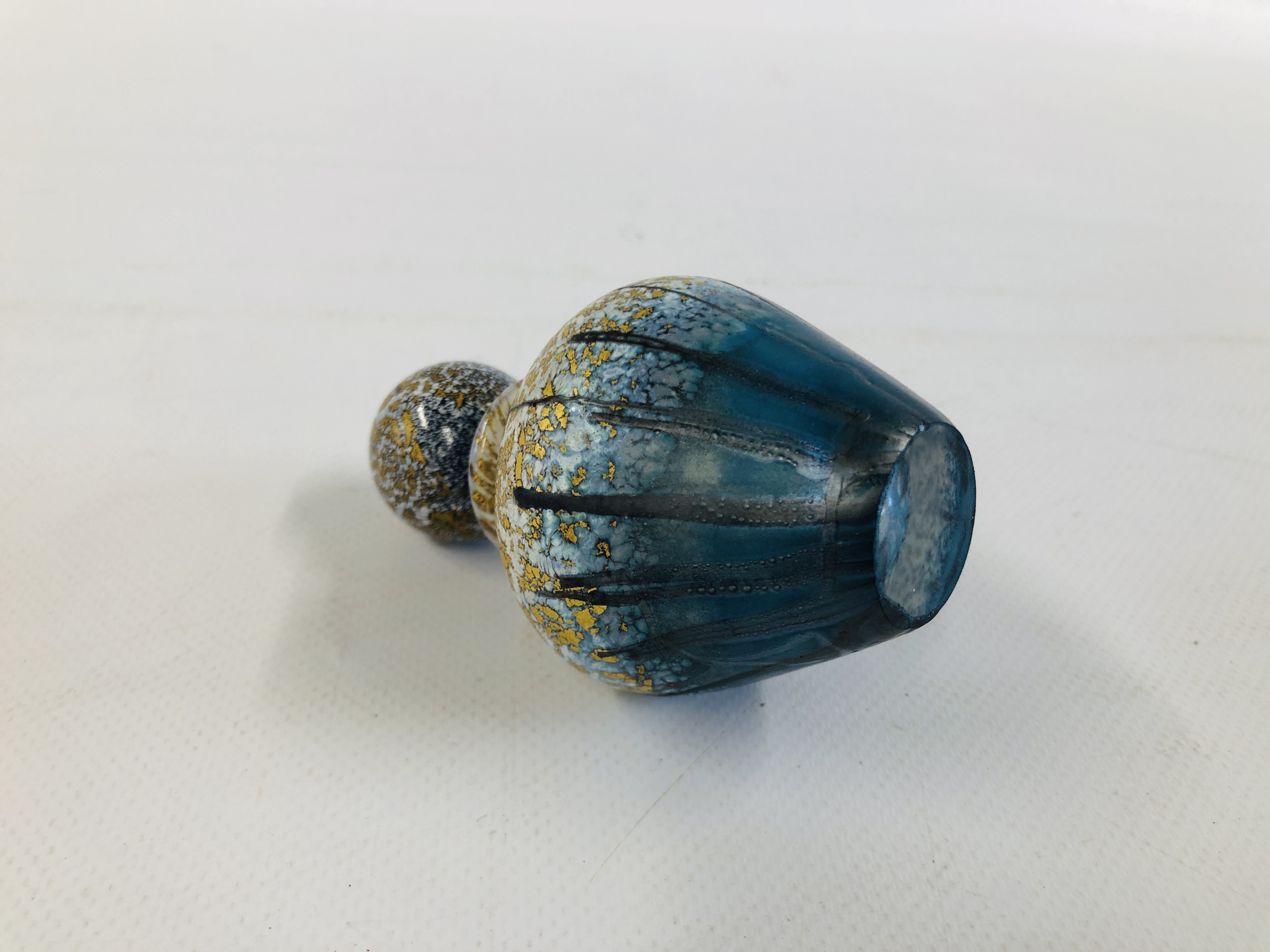 AN ATTRACTIVE ART GLASS PERFUME BOTTLE AND STOPPER UNSIGNED, H 10CM APPROX. - Image 5 of 6