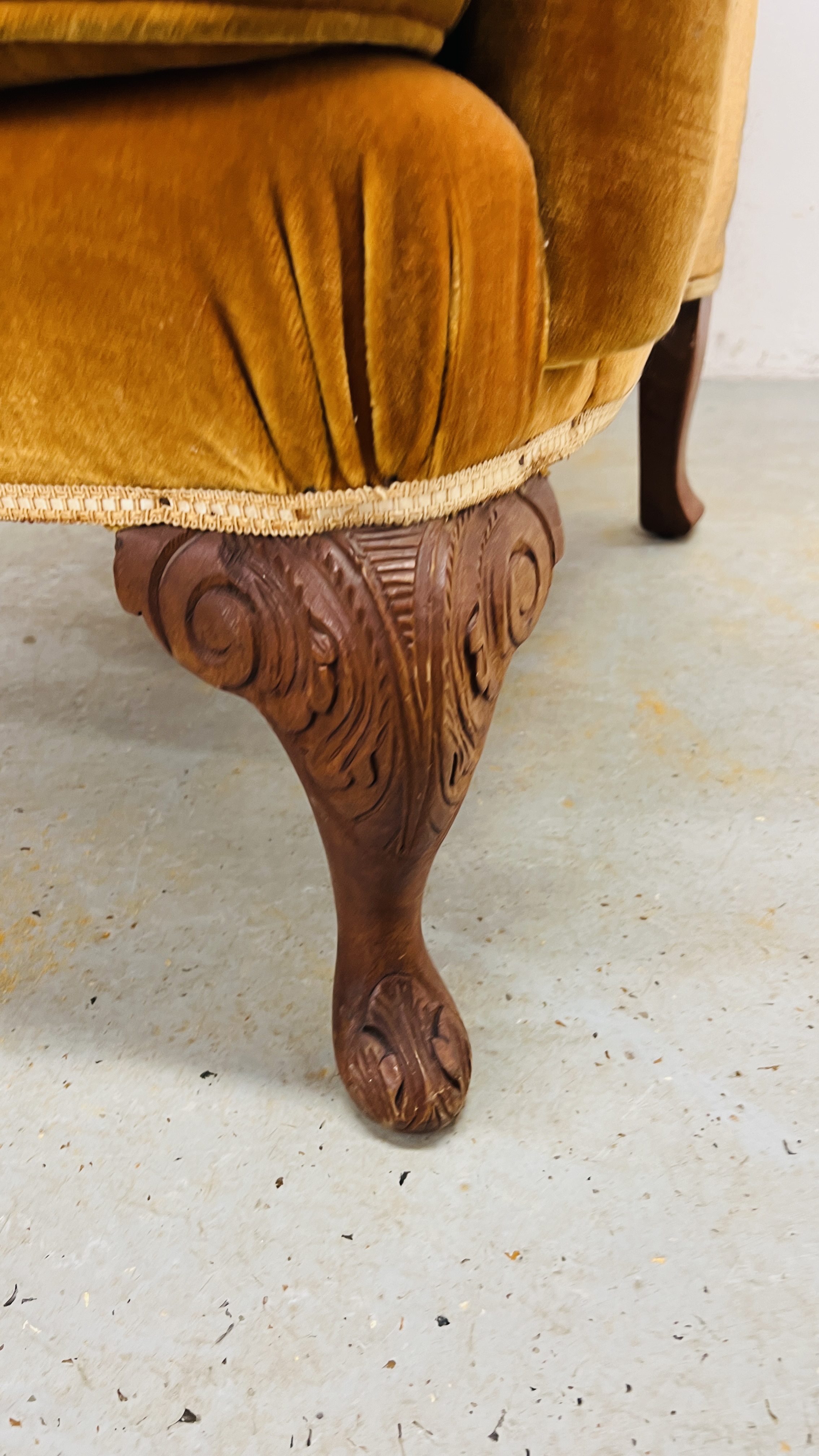 A MAHOGANY WINGED ARMCHAIR (COVER STAINED) - Image 5 of 7