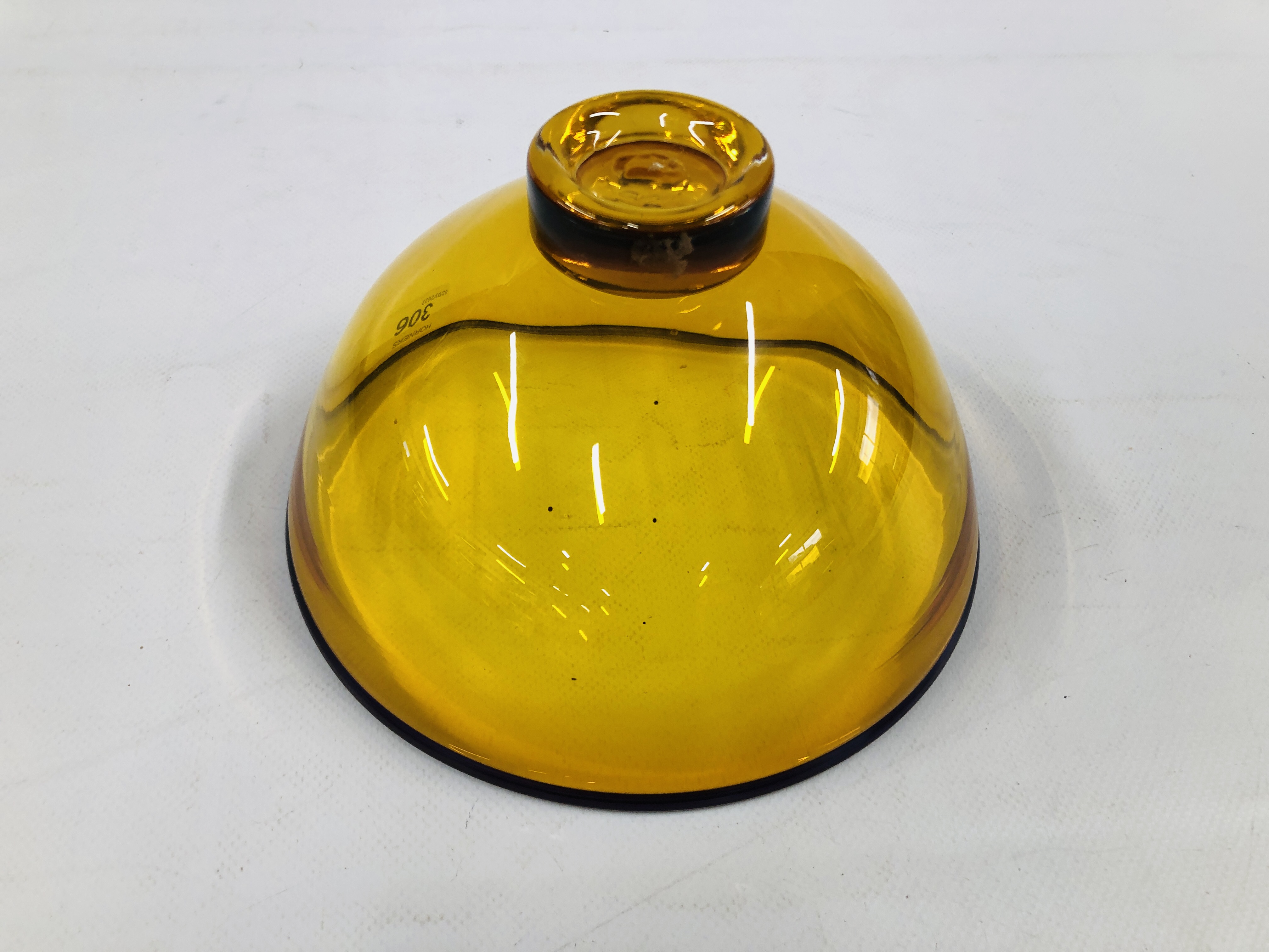 AN AMBER COLOURED ART GLASS STUDIO BOWL WITH A PURPLE RIM BEARING INDISTINCT SIGNATURE TO BASE. - Image 4 of 4