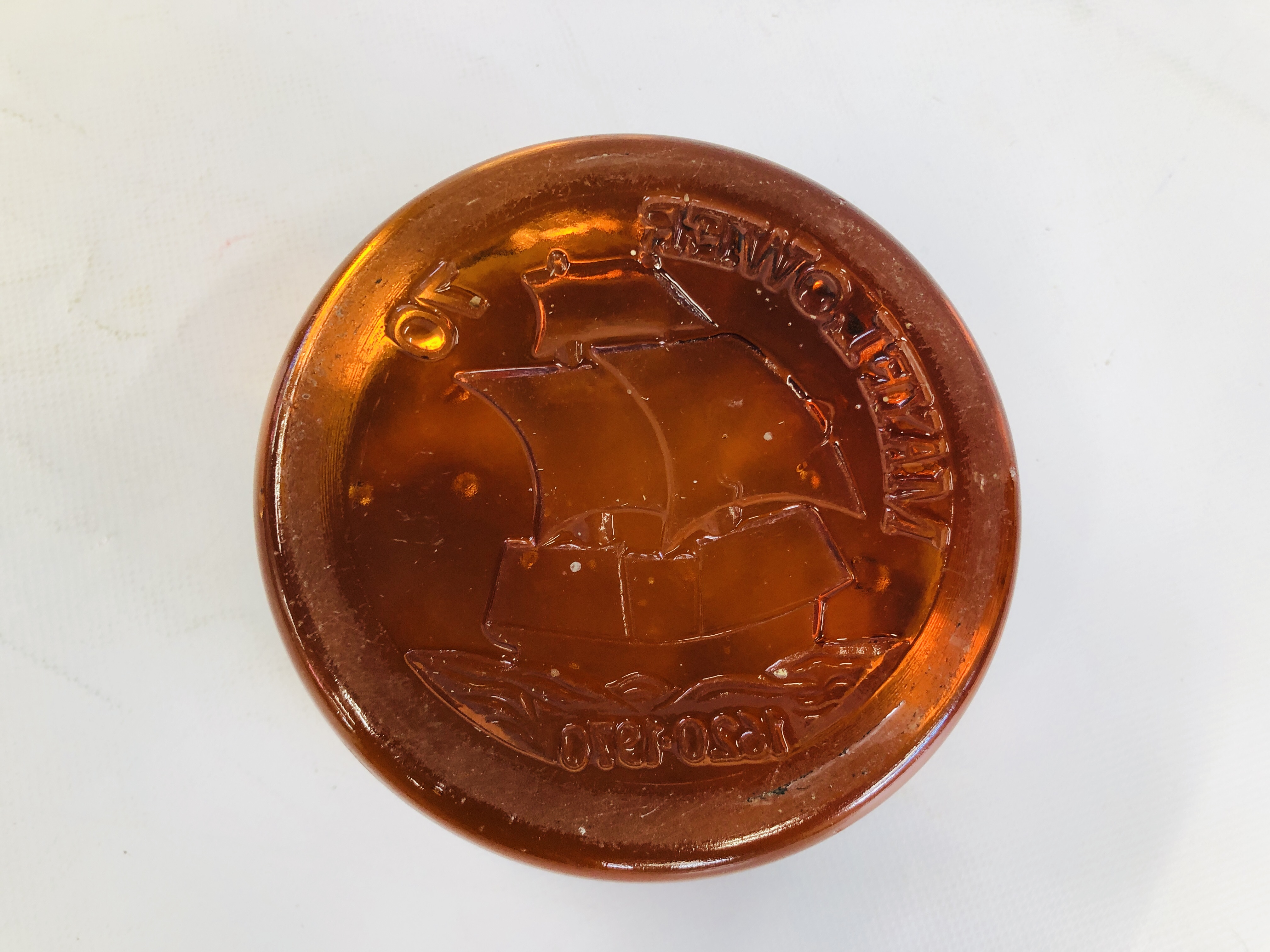 LARGE AMBER GLASS PAPERWEIGHT "MAYFLOWER 1620-1970" IN THE WEDGWOOD STYLE. - Image 3 of 3