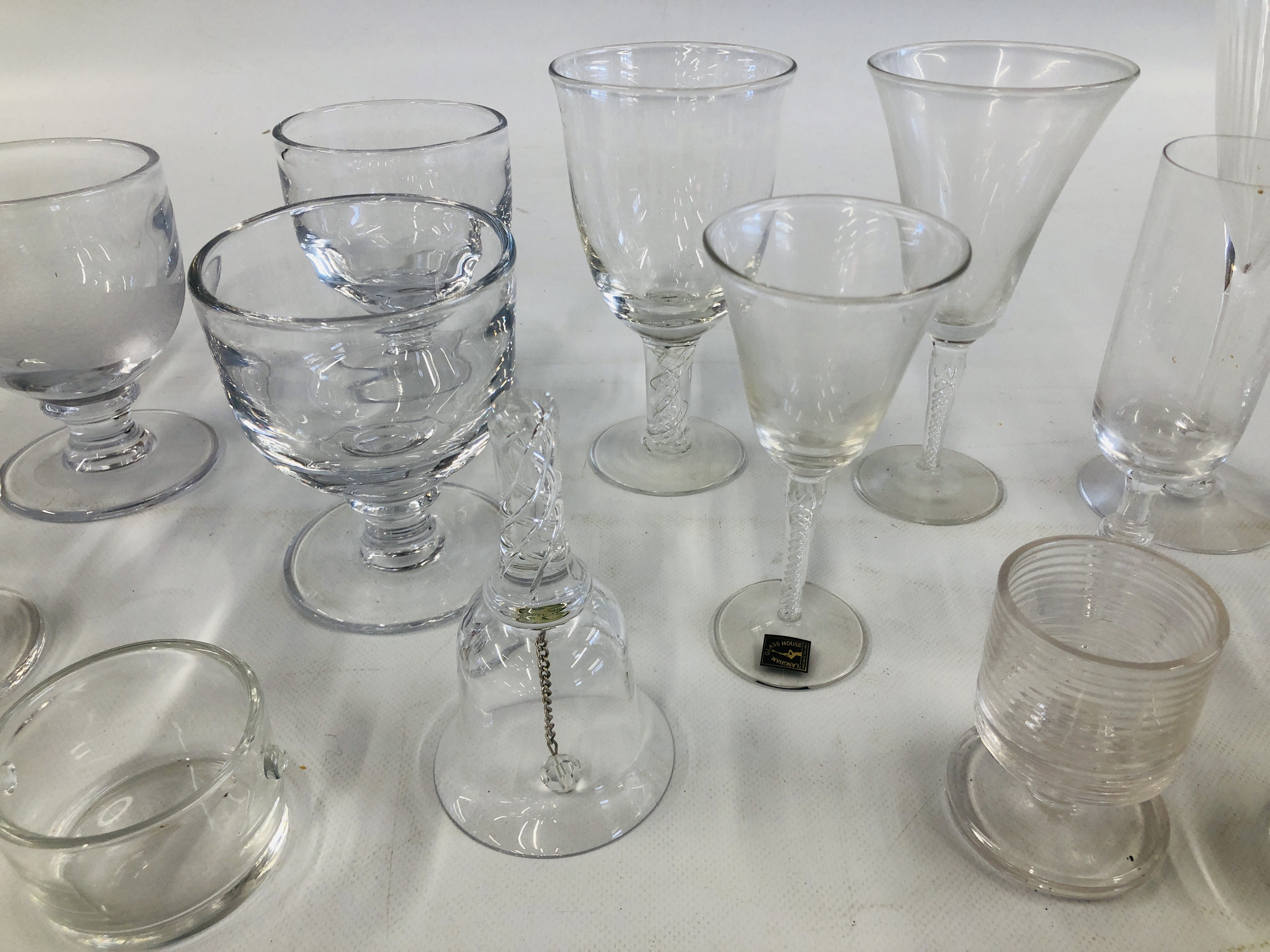 A COLLECTION OF VINTAGE AND MODERN GLASSWARE TO INCLUDE GLASSES MARKED LANGHAM AND SOME AIR TWIST - Image 6 of 8