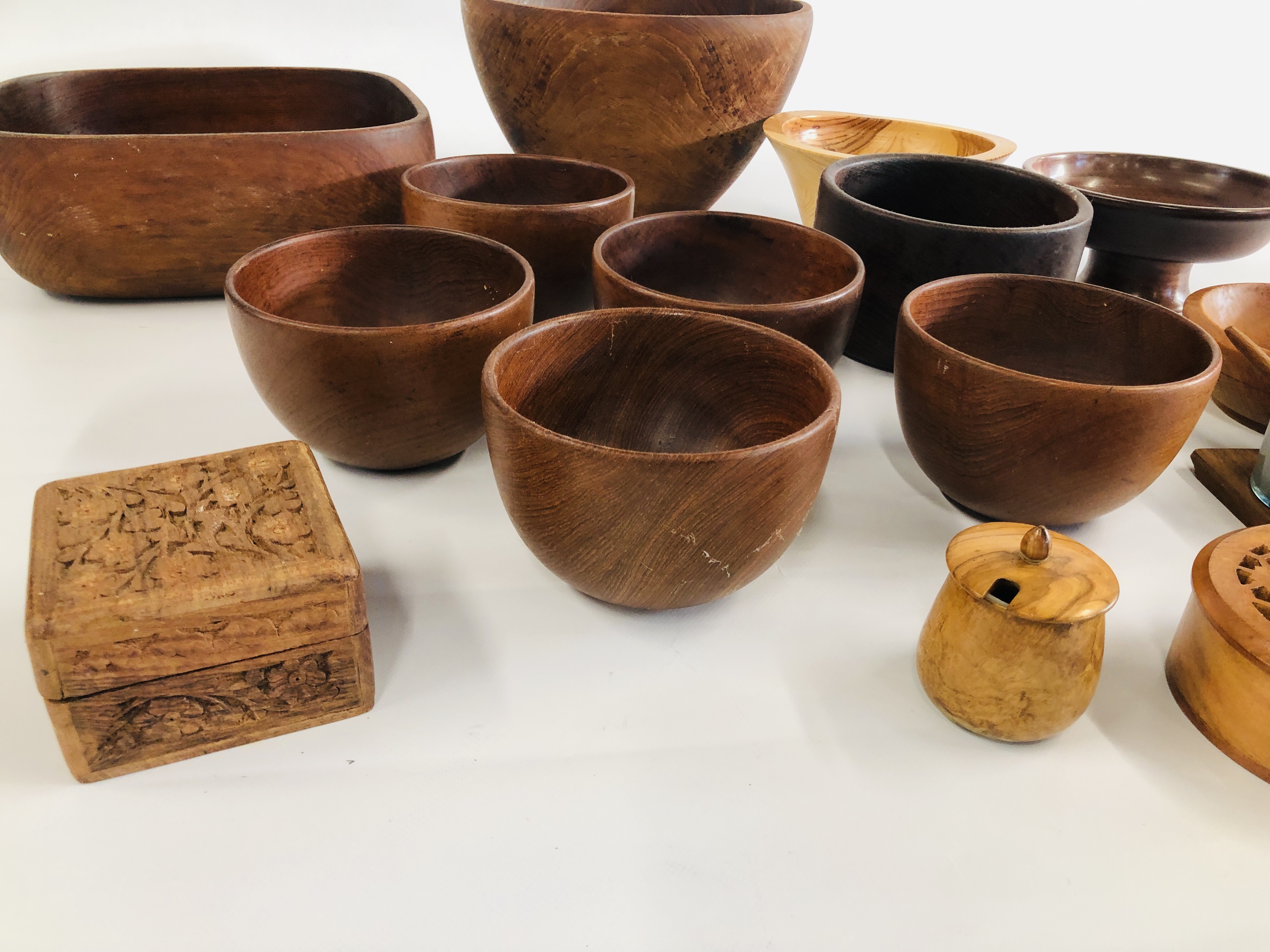 A COLLECTION OF ASSORTED TREEN TO INCLUDE MAINLY BOWLS ETC. - Image 5 of 6