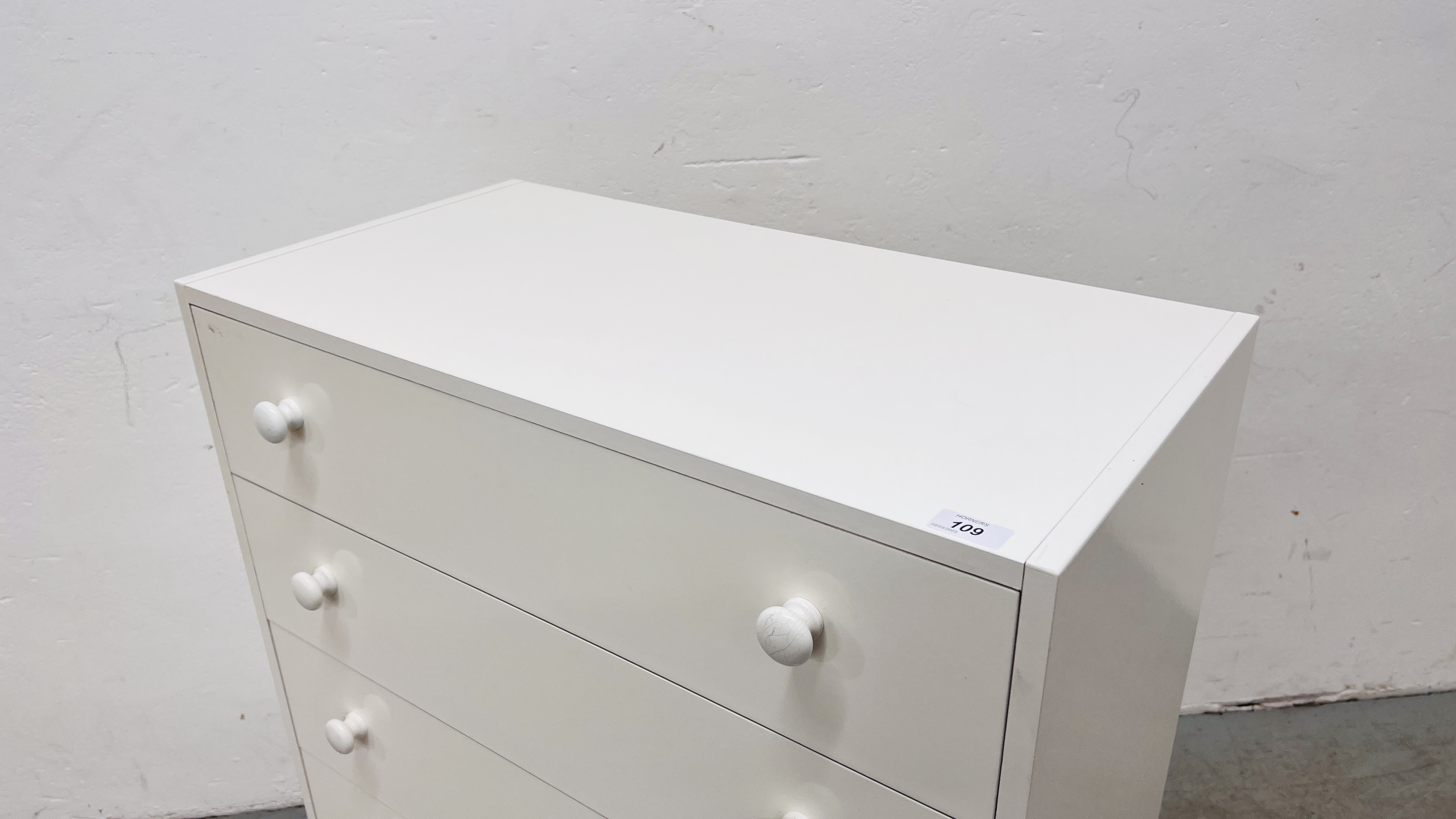 A WHITE FINISH 6 DRAWER CHEST - W 76CM. D 39CM. H 107CM. - Image 2 of 5