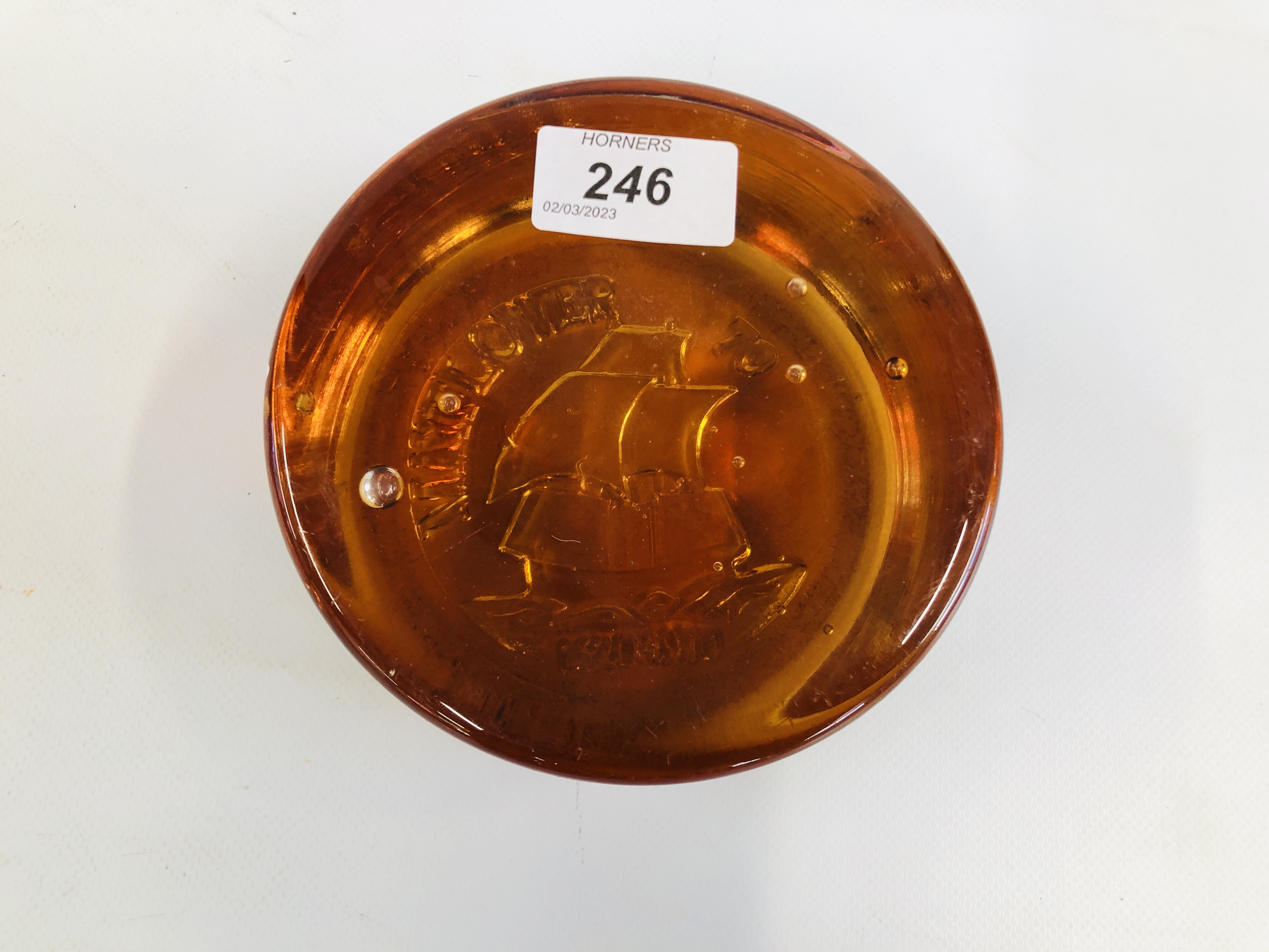 LARGE AMBER GLASS PAPERWEIGHT "MAYFLOWER 1620-1970" IN THE WEDGWOOD STYLE.