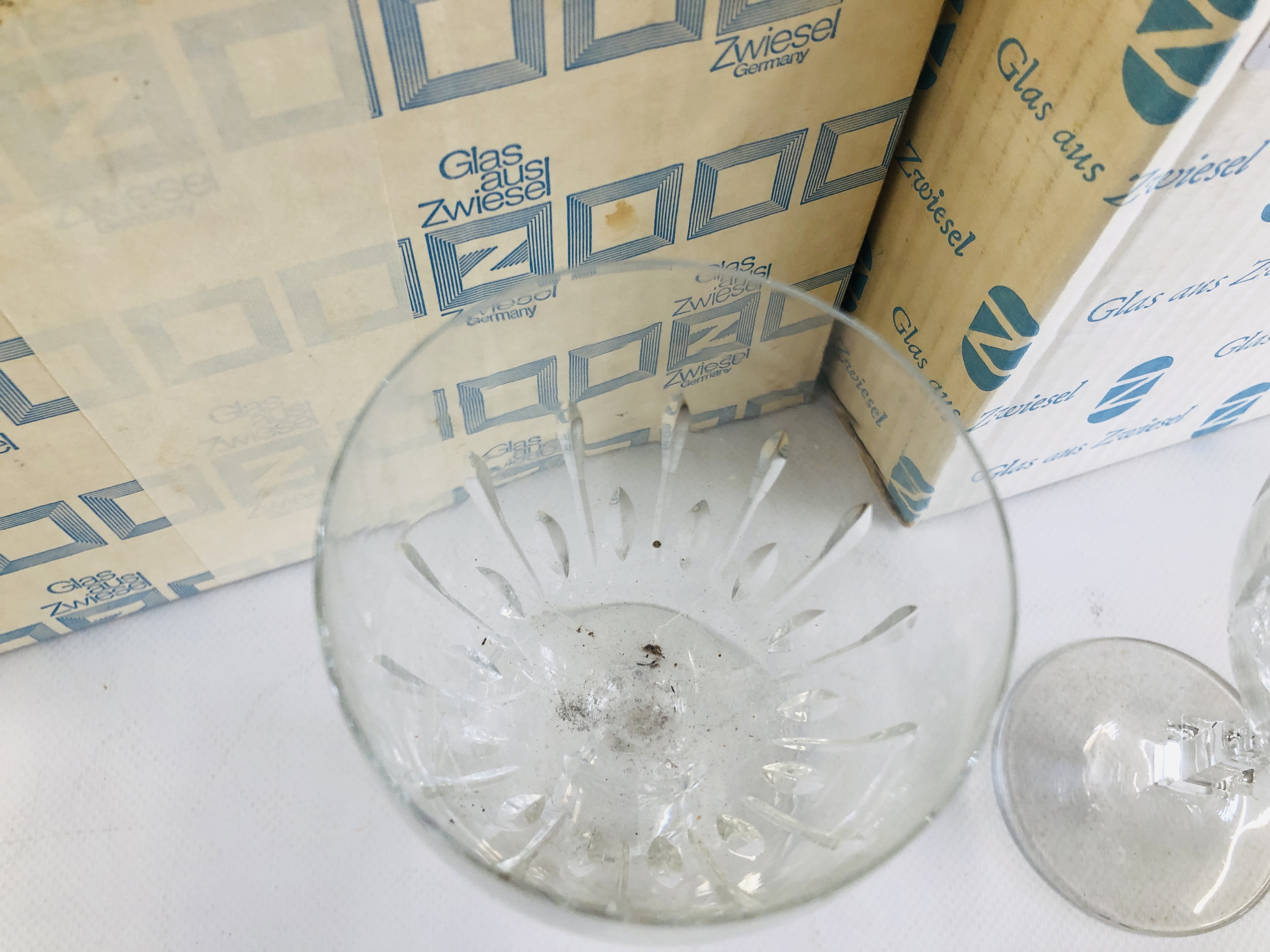 A GROUP OF ZWIESEL GLAS IN ORIGINAL BOXES TO INCLUDE 12 LARGE WINE GLASSES AND 6 SMALLER. - Image 5 of 6