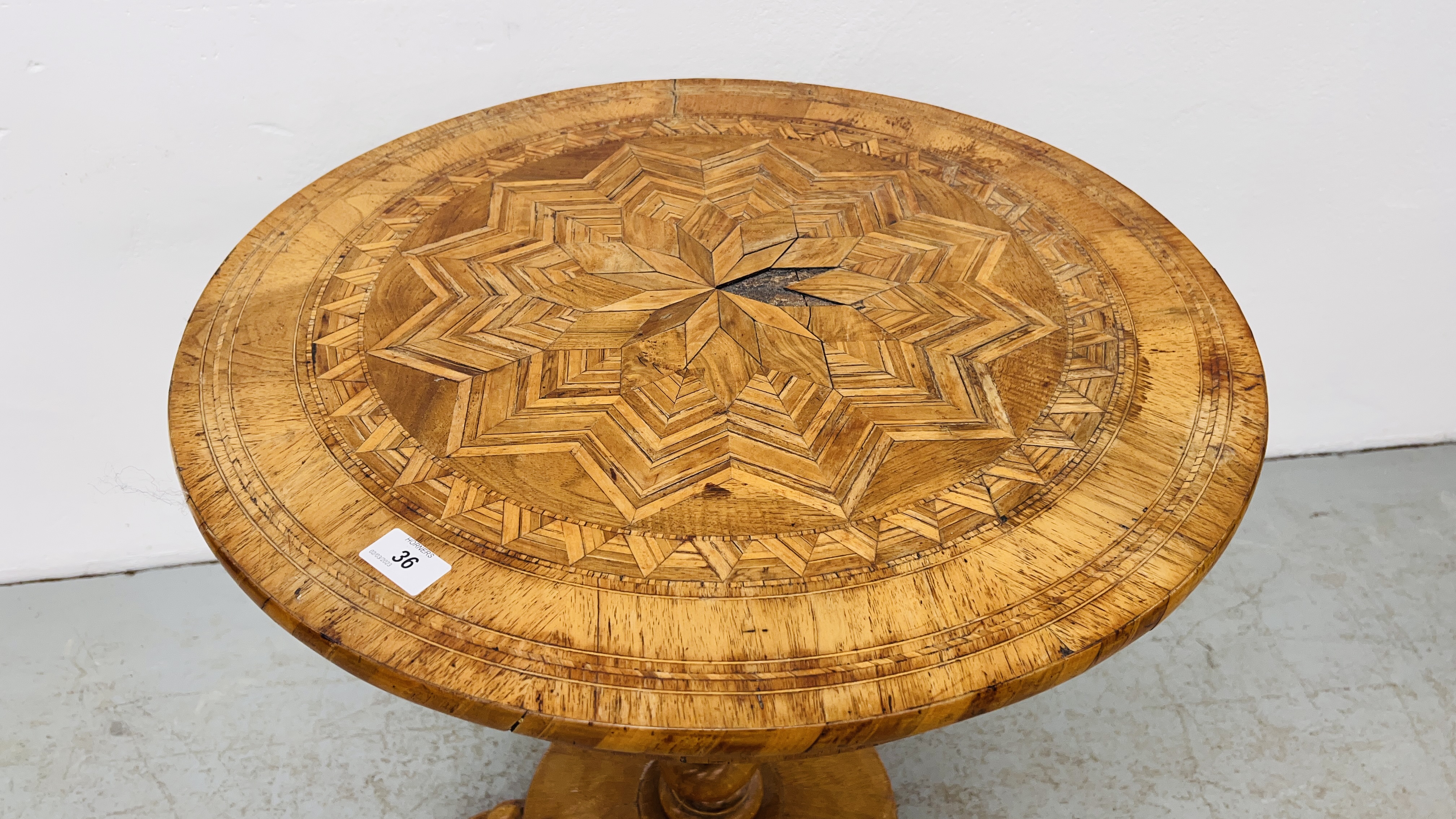 A VICTORIAN INLAID WALNUT CIRCULAR TABLE ON A CORKSCREW COLUMN AND A CIRCULAR BASE AND LIONS CLAW - Image 2 of 8