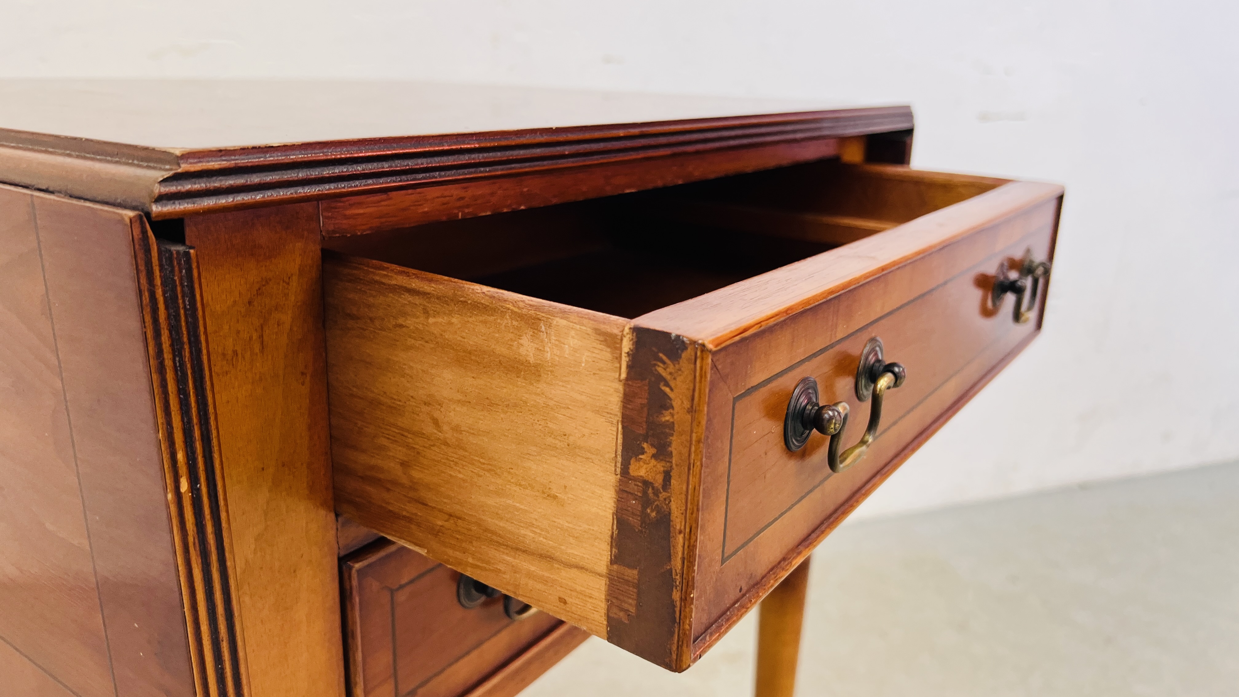 A REPRODUCTION YEW WOOD DROP LEAF OCCASIONAL TABLE WITH TWO FRIEZE DRAWERS. - Image 6 of 7