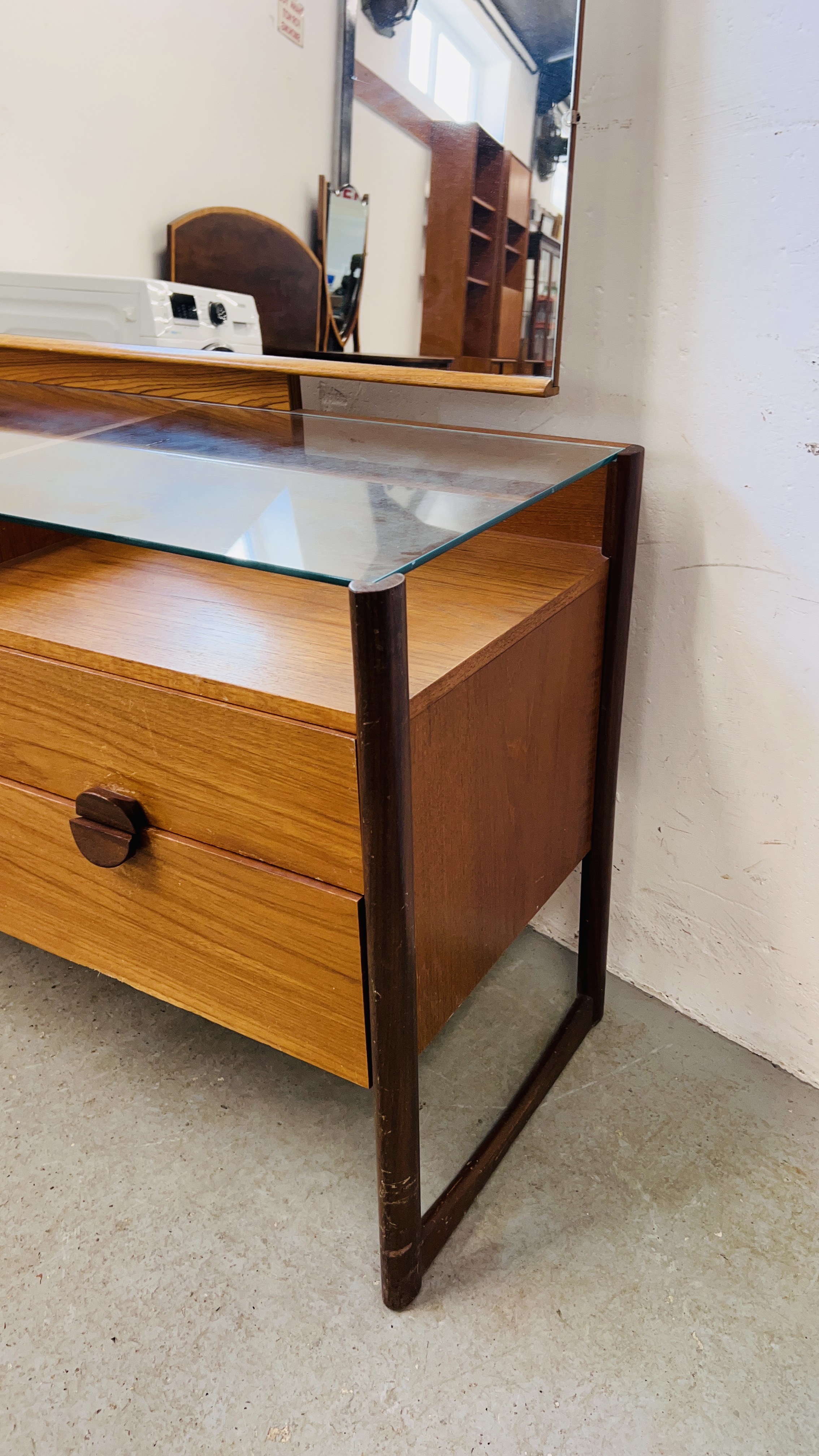 A MID CENTURY TEAK SIX DRAWER DRESSING TABLE, L 155CM, D 46CM, H 117CM. - Image 4 of 13