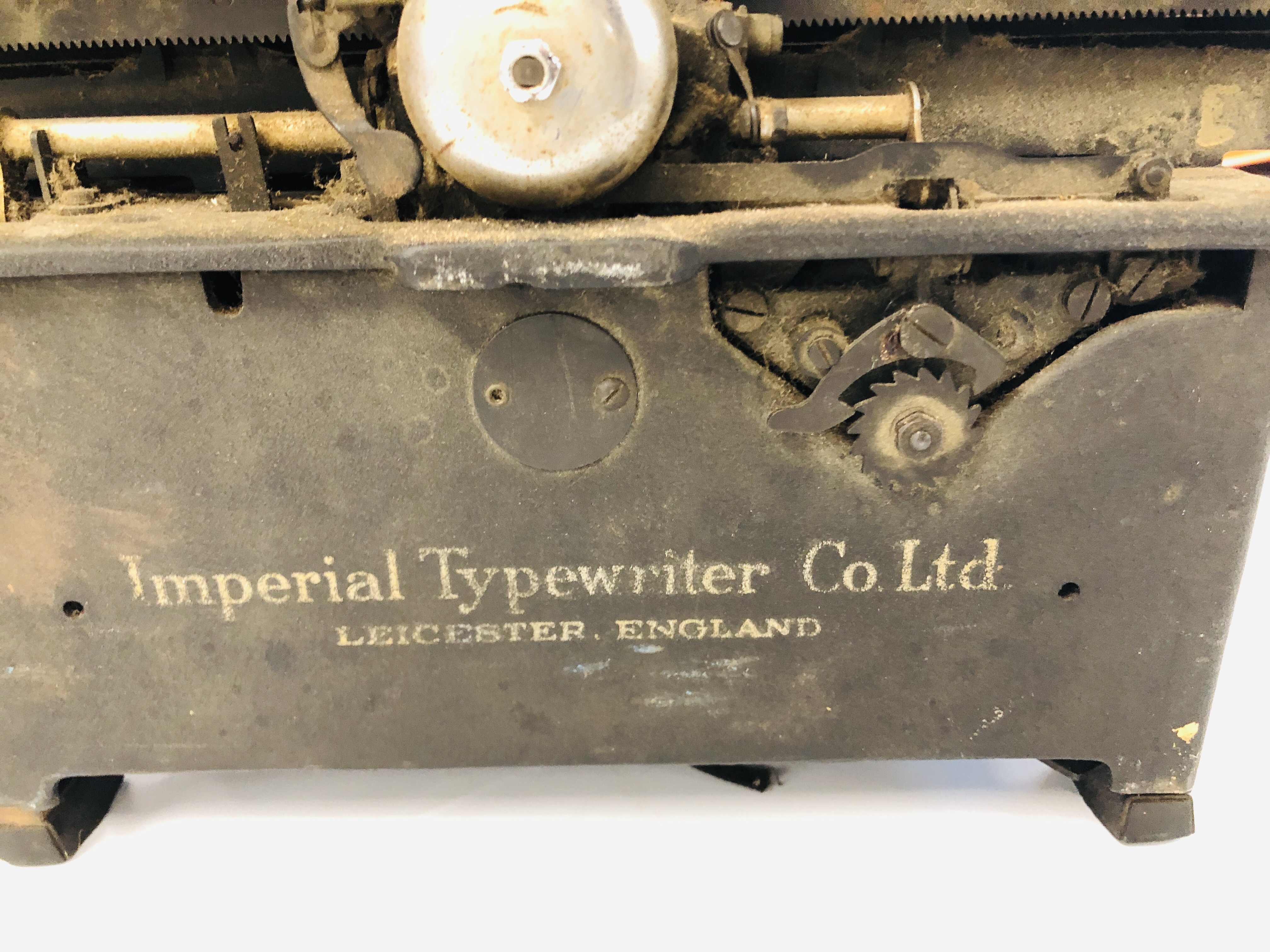 A VINTAGE IMPERIAL TYPEWRITER - Image 6 of 6