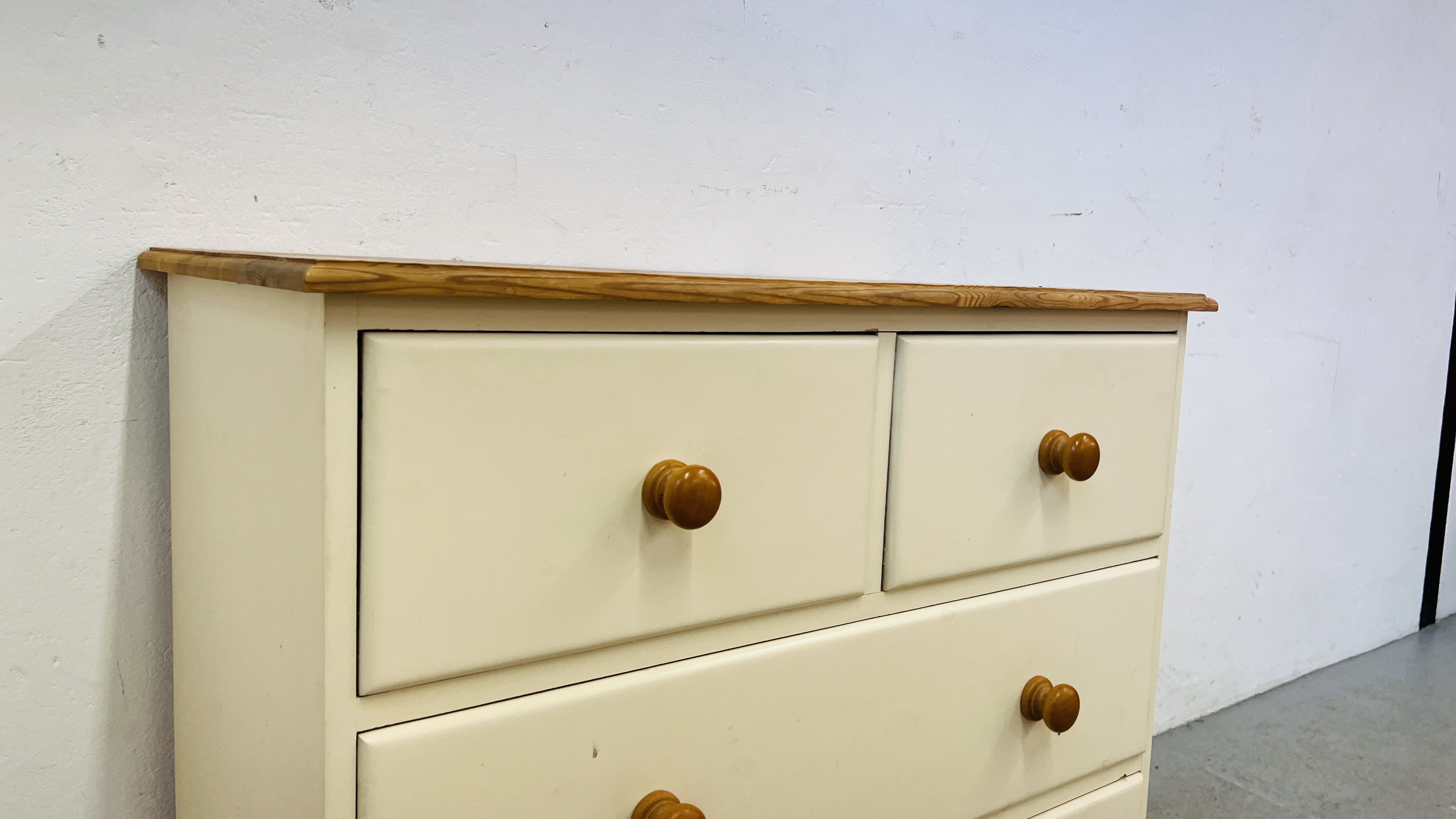 A CREAM FINISH PINE 2 OVER 2 CHEST OF DRAWERS. - Image 3 of 7