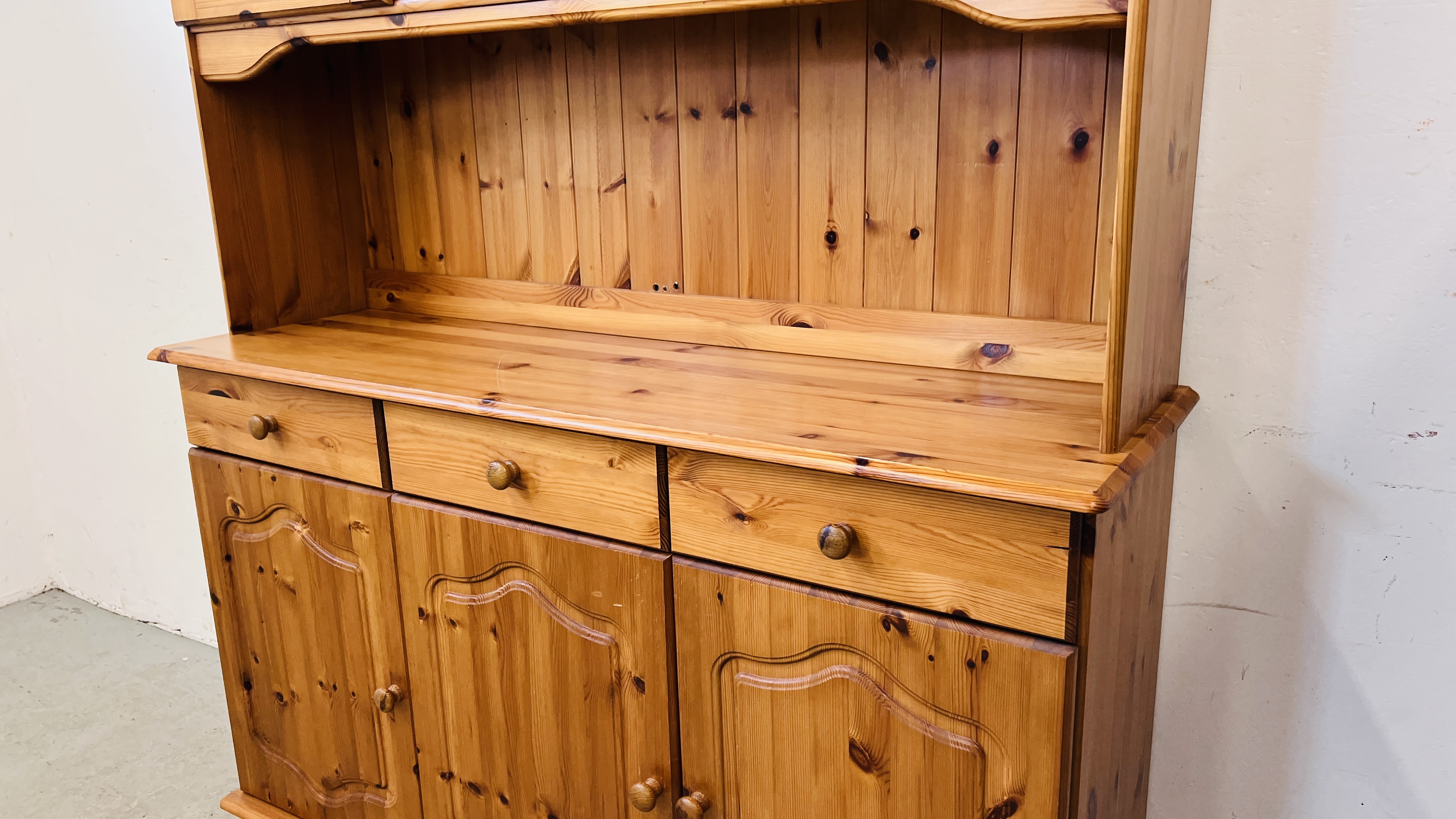 A HONEY PINE TRADITIONAL GLAZED TOP COUNTRY DRESSER, W 130CM, D 40CM, H 184CM. - Image 4 of 12