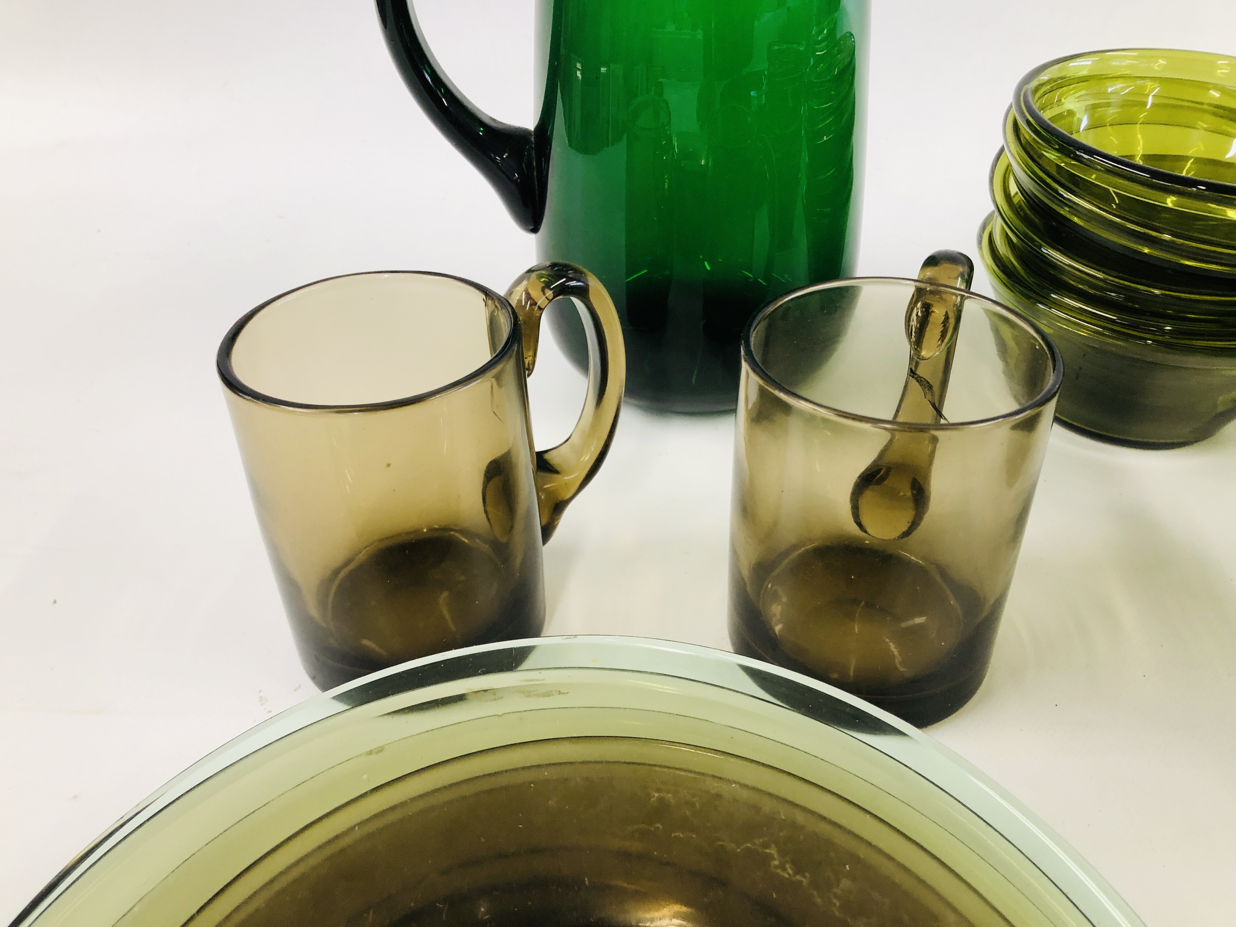 AN EXTENSIVE COLLECTION OF ASSORTED GREEN GLASSWARE TO INCLUDE STUDIO PLATES AND DRINKING GLASSES - Image 8 of 16