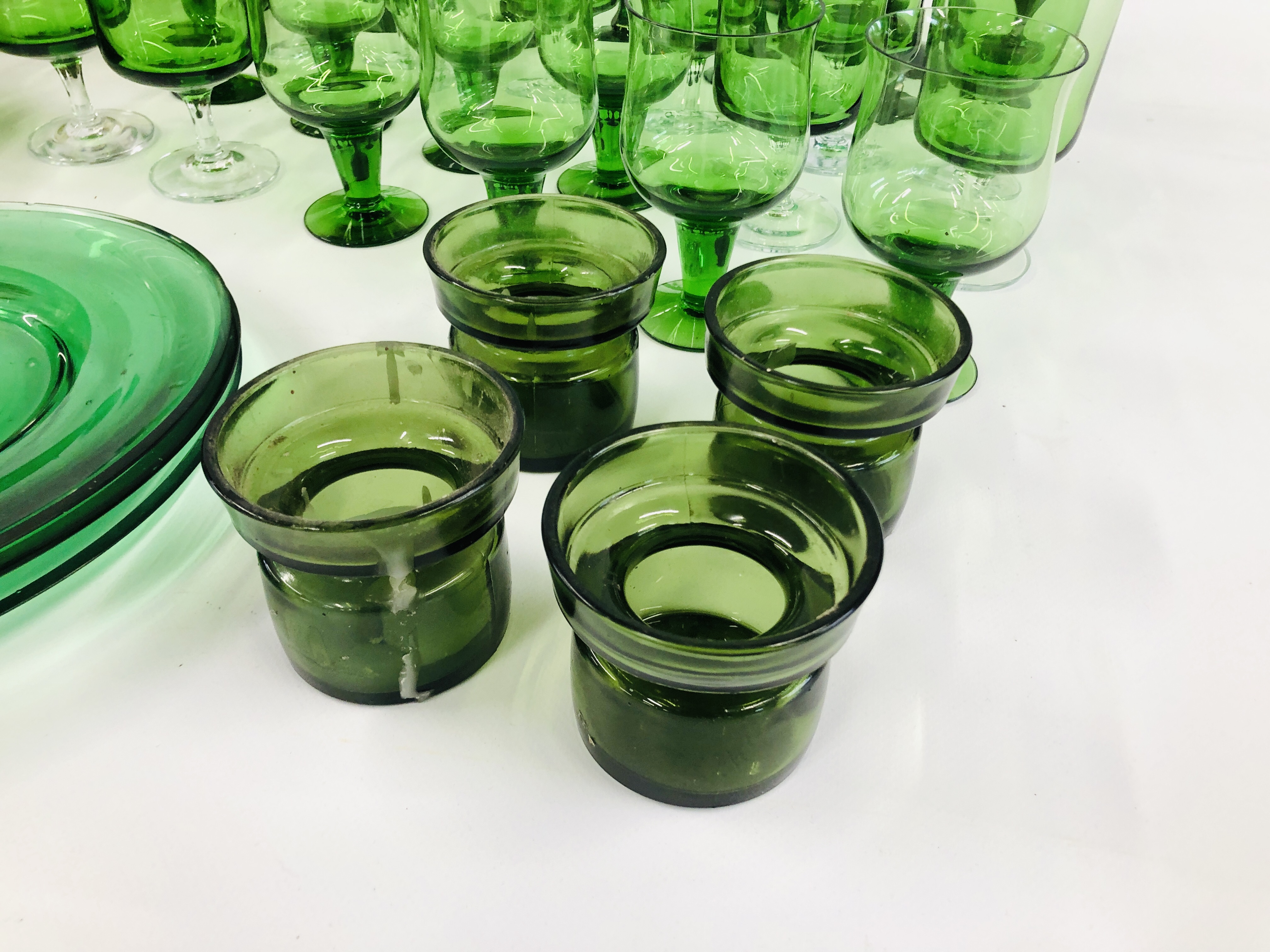 AN EXTENSIVE COLLECTION OF ASSORTED GREEN GLASSWARE TO INCLUDE STUDIO PLATES AND DRINKING GLASSES - Image 2 of 16