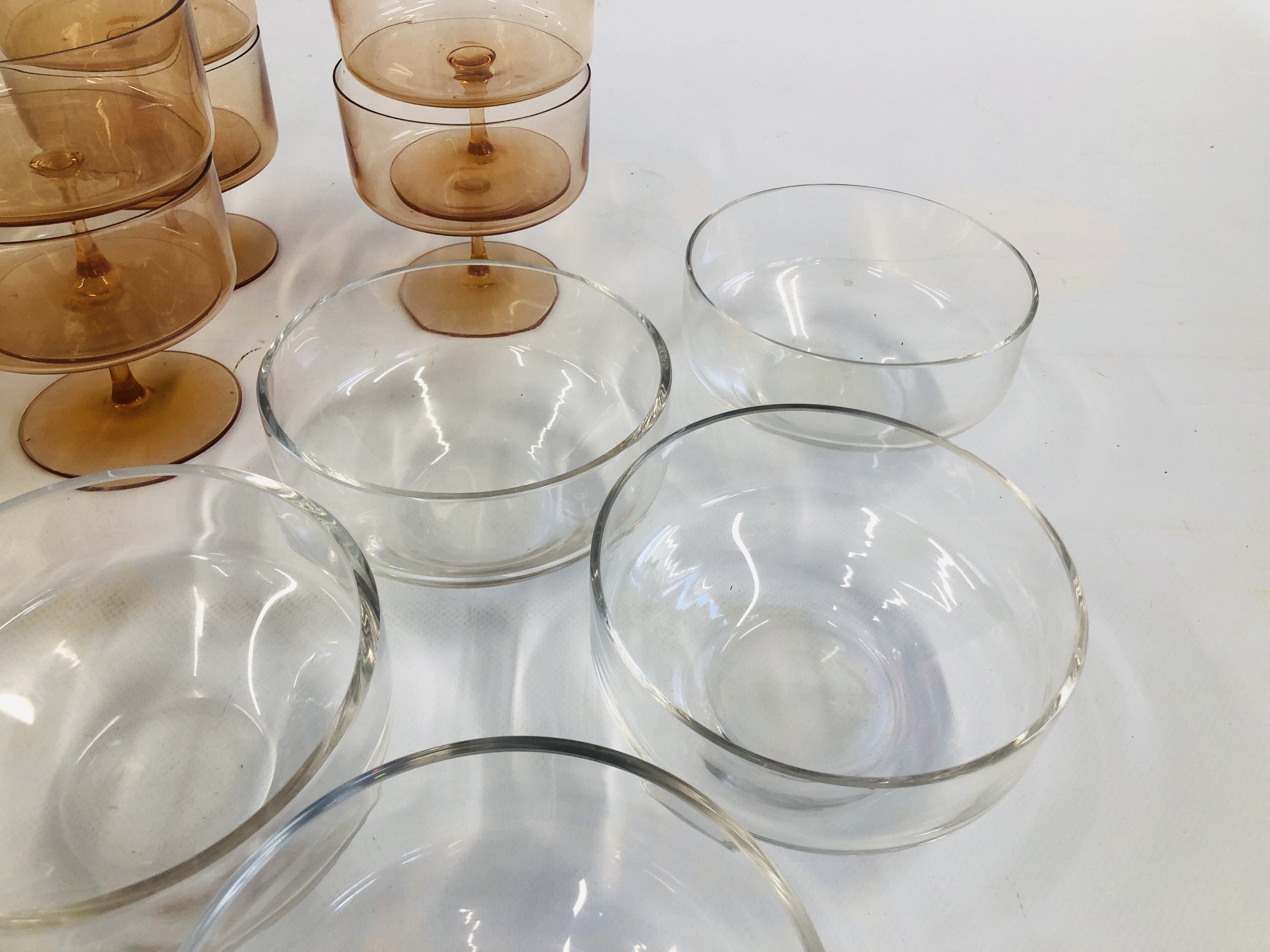 A LARGE GROUP OF ASSORTED GOOD QUALITY GLASS SUNDAE DISHES TO INCLUDE COLOURED EXAMPLES IN THE - Image 3 of 7