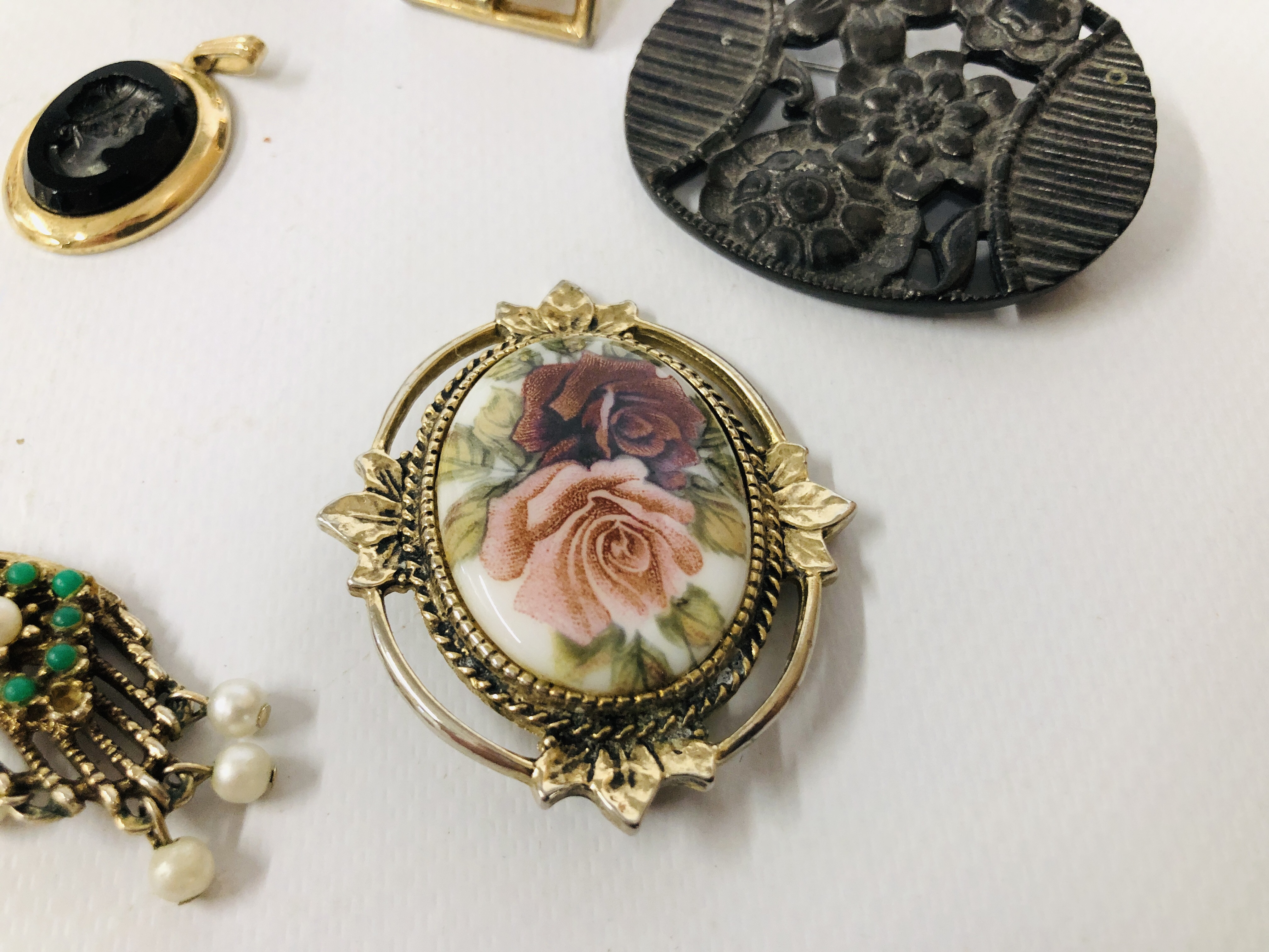 VINTAGE "SARAH COVENTRY" BROOCHES, NECKLACES, CUFF LINKS AND EARRINGS. - Image 3 of 6