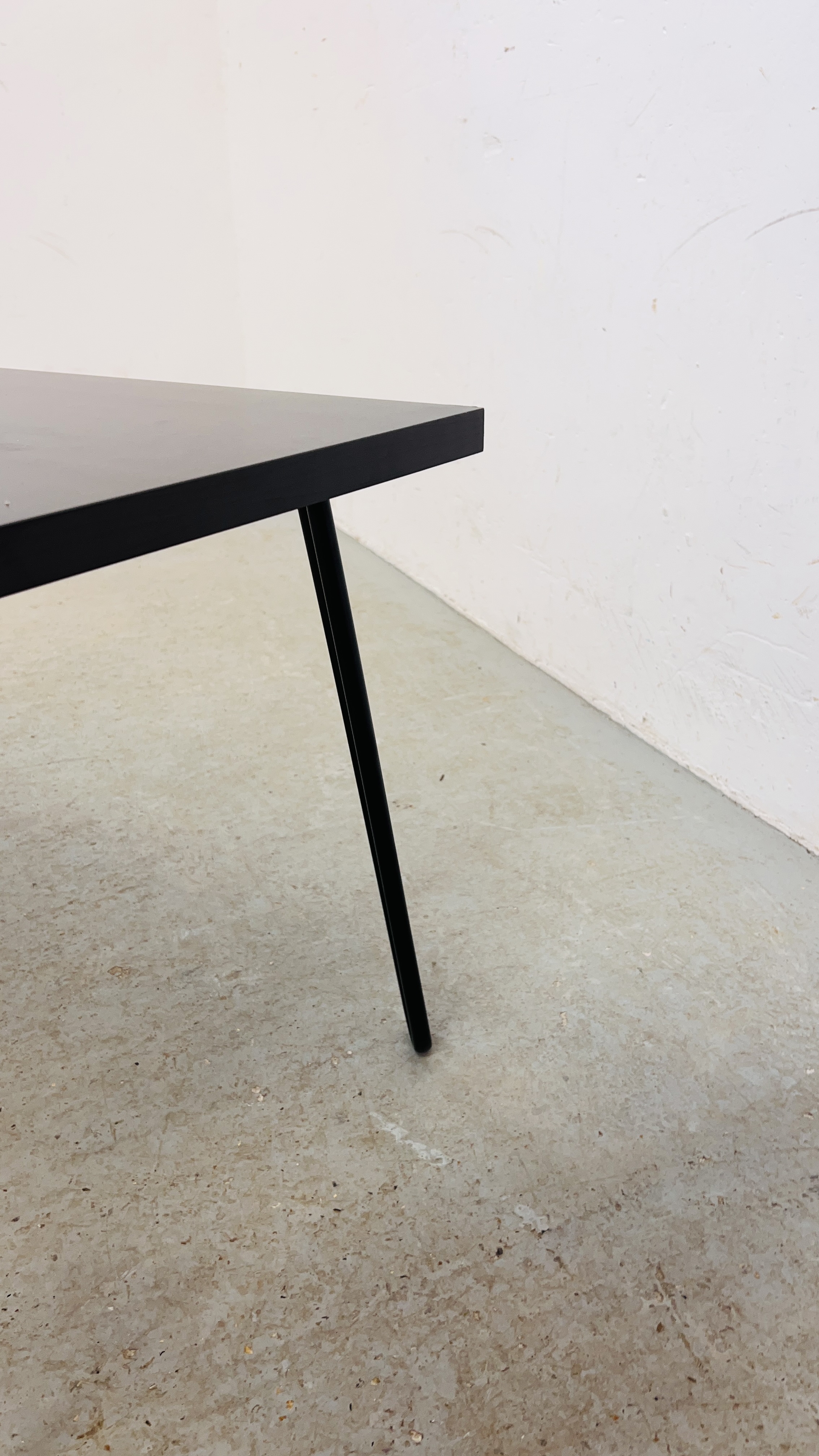 A MODERN RECTANGULAR COFFEE TABLE ON METAL U LEGS - Image 5 of 8