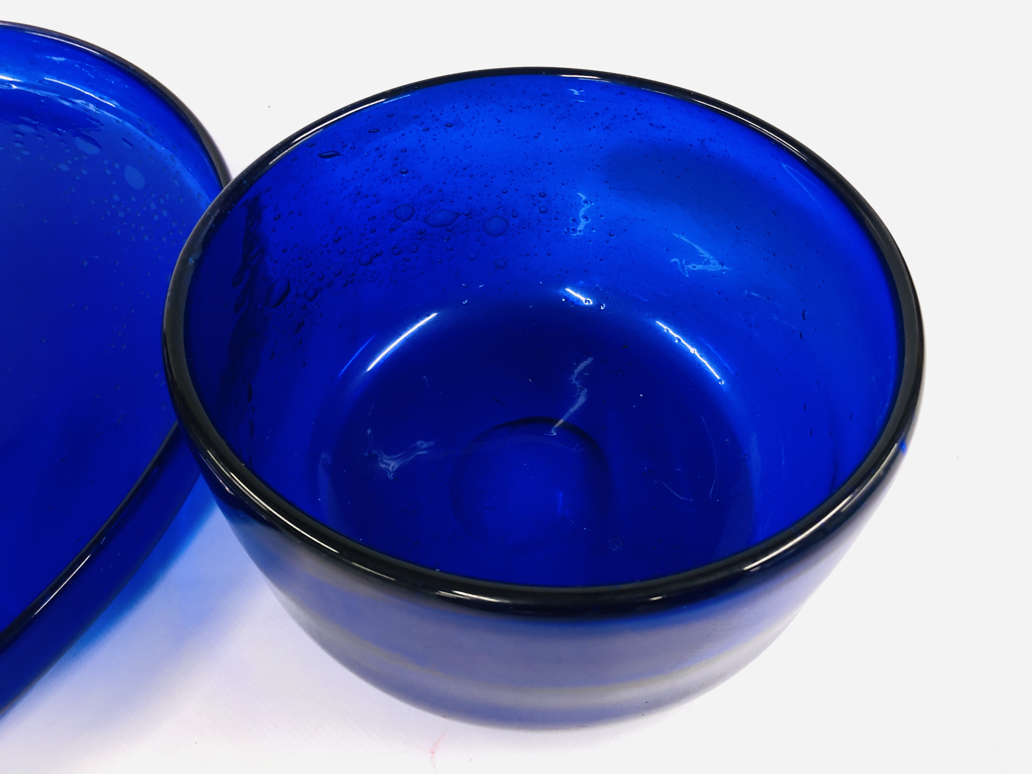 A LARGE BLUE STUDIO ART GLASS CIRCULAR TRAY DIAMETER 43. - Image 3 of 5