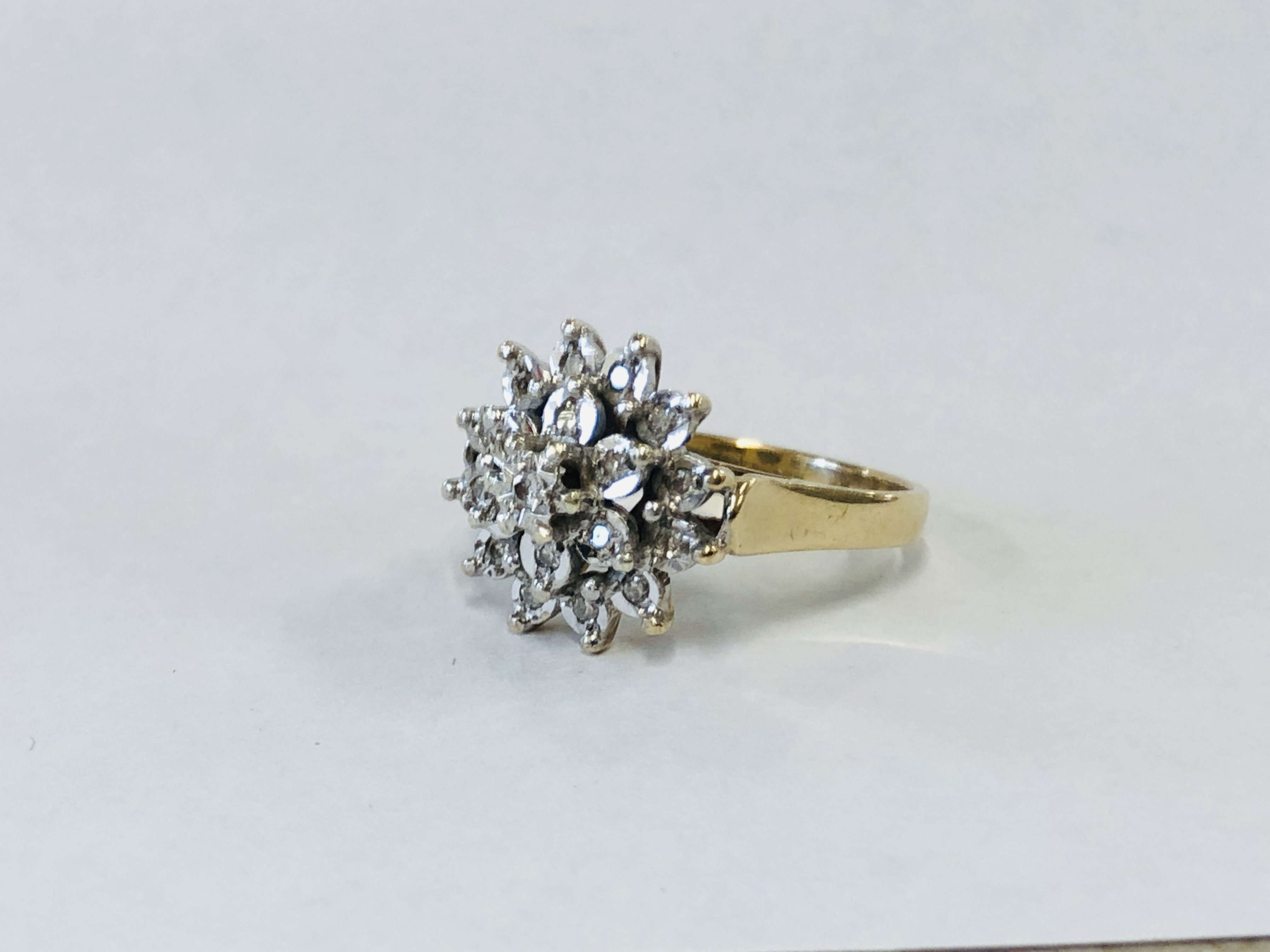 A 9CT GOLD DIAMOND CLUSTER RING - Image 2 of 8