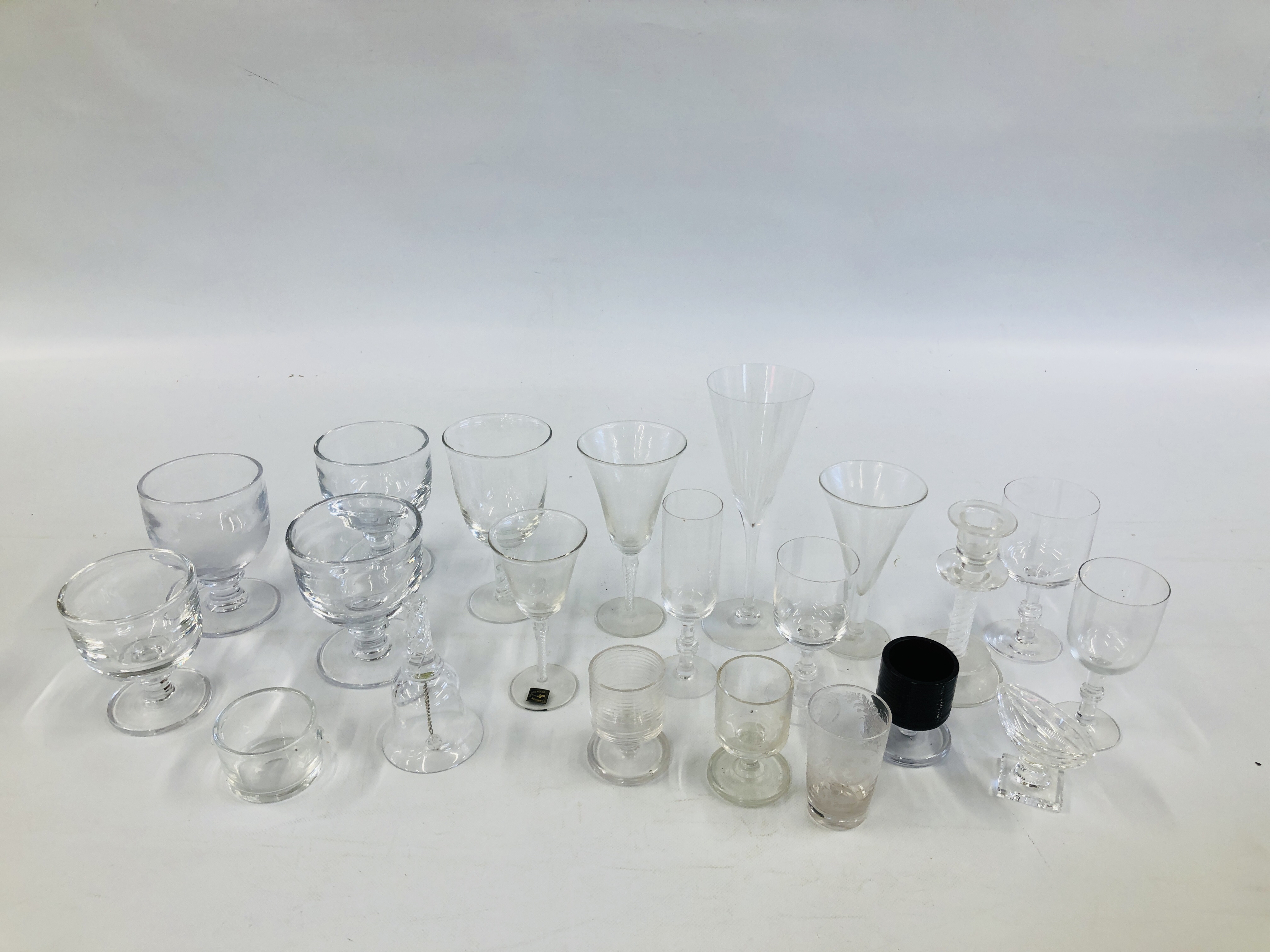 A COLLECTION OF VINTAGE AND MODERN GLASSWARE TO INCLUDE GLASSES MARKED LANGHAM AND SOME AIR TWIST