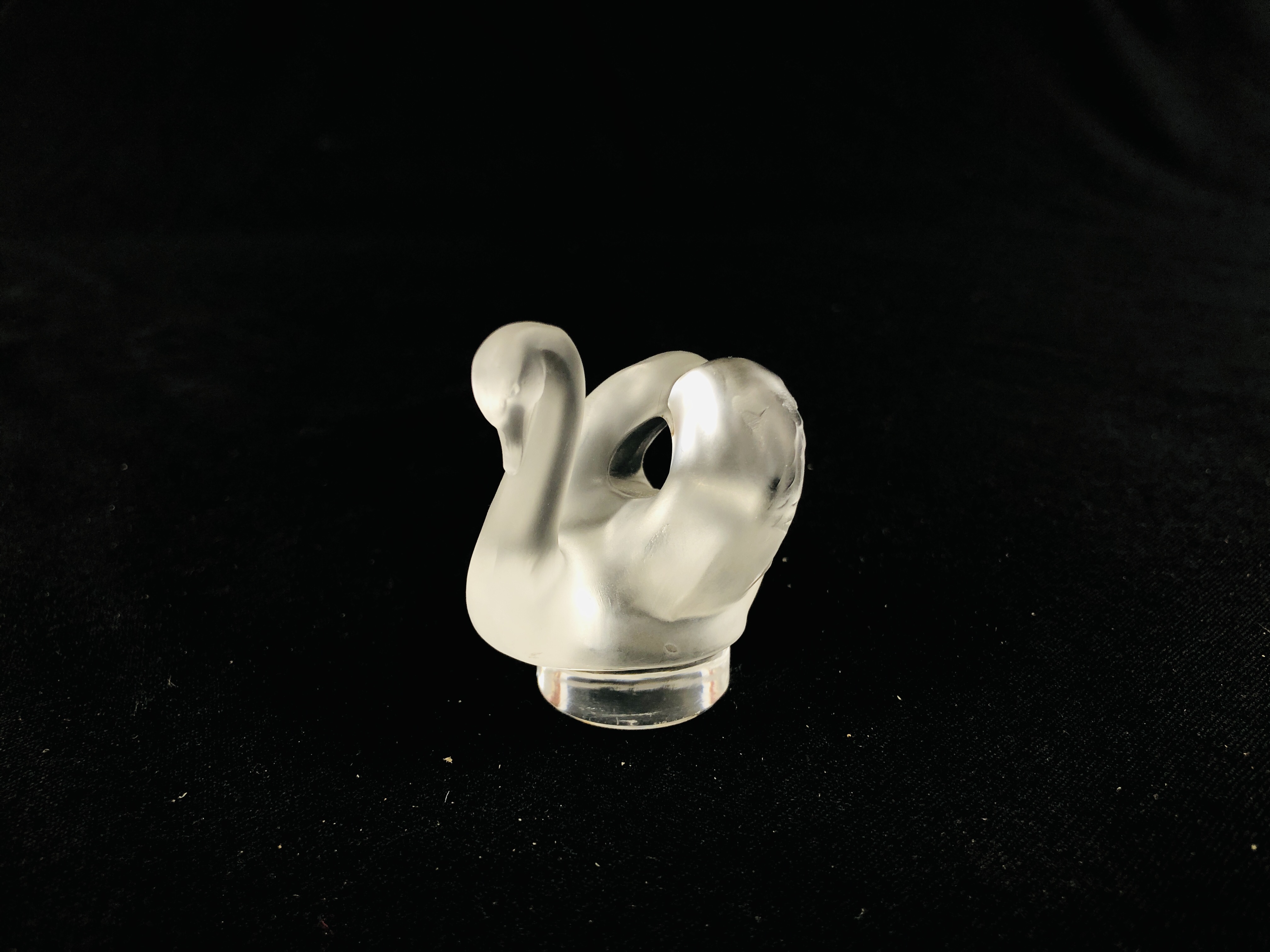 SMALL GLASS SWAN BEARING SIGNATURE LALIQUE H 4.CM.