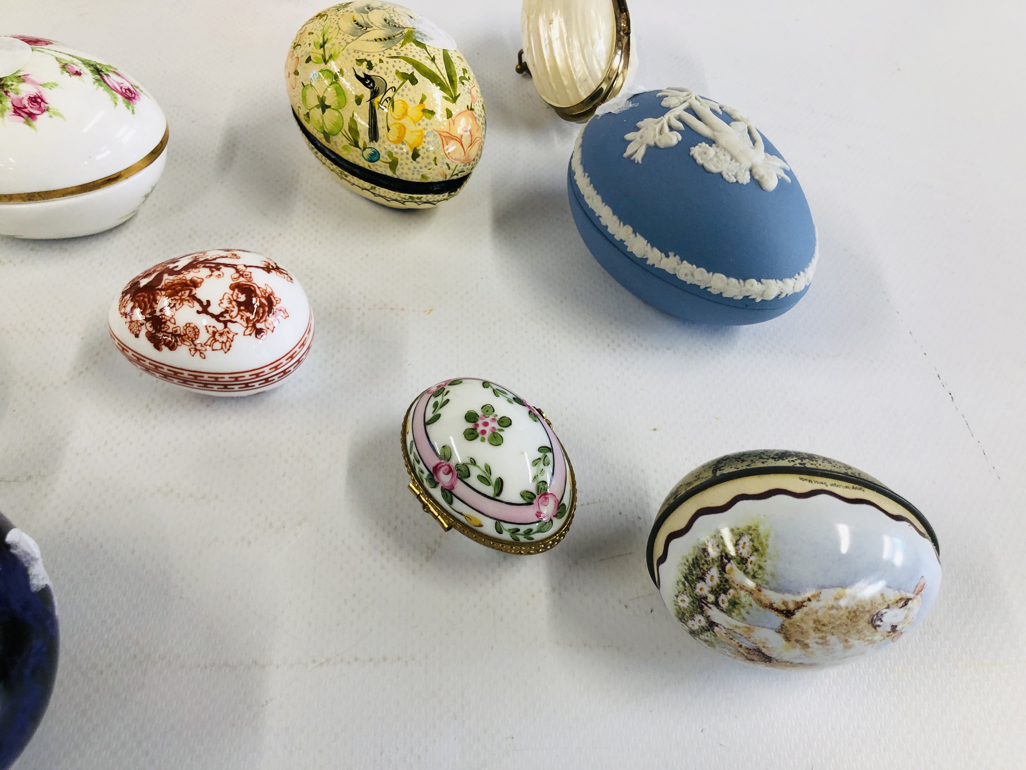 A COLLECTION OF TRINKET BOXES IN THE FORM OF EGGS TO INCLUDE LIMOGES EXAMPLES. - Image 2 of 6