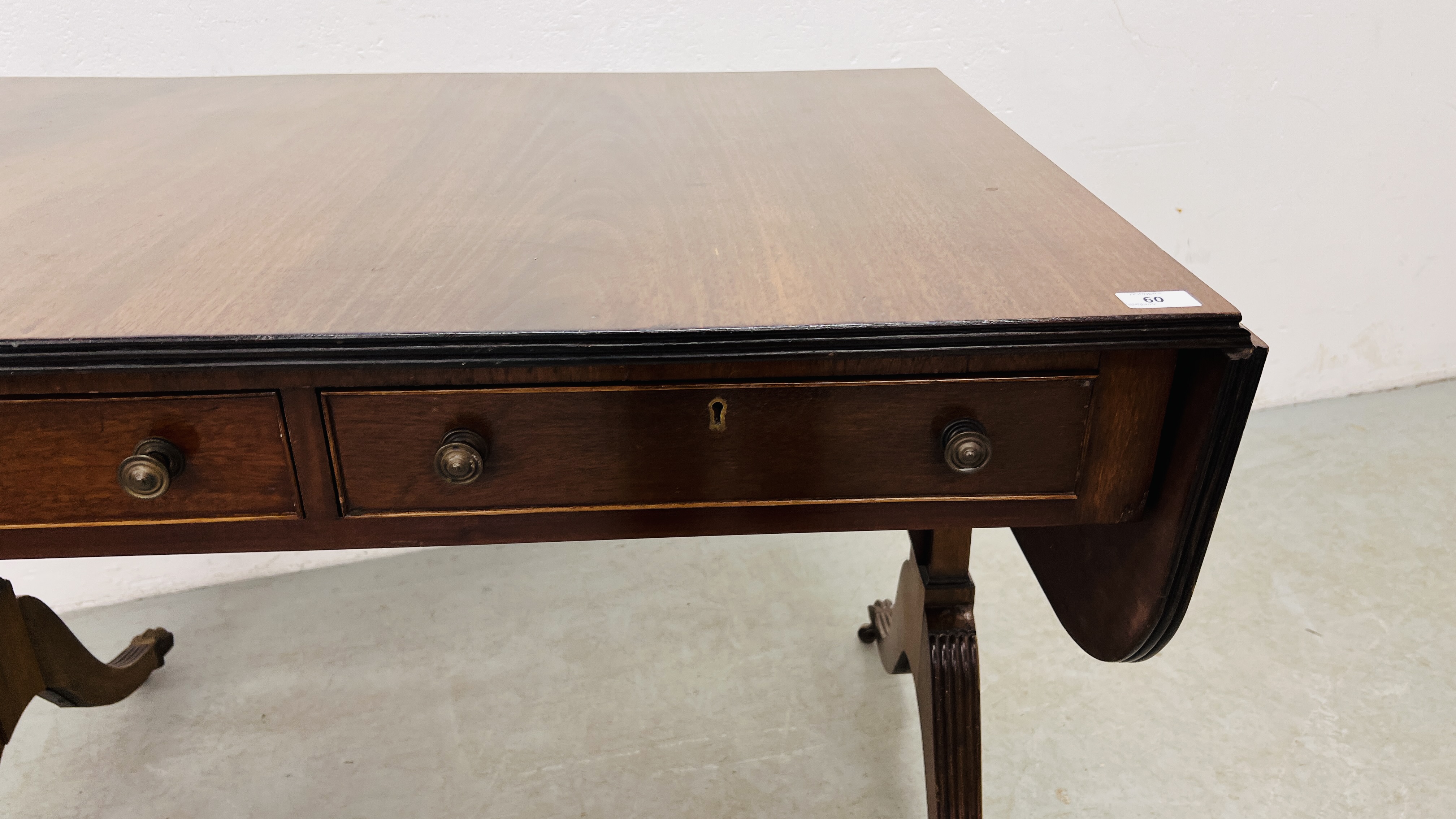 A REPRODUCTION REGENCY MAHOGANY SOFA TABLE WITH TWO FRIEZE DRAWERS. - Image 2 of 10