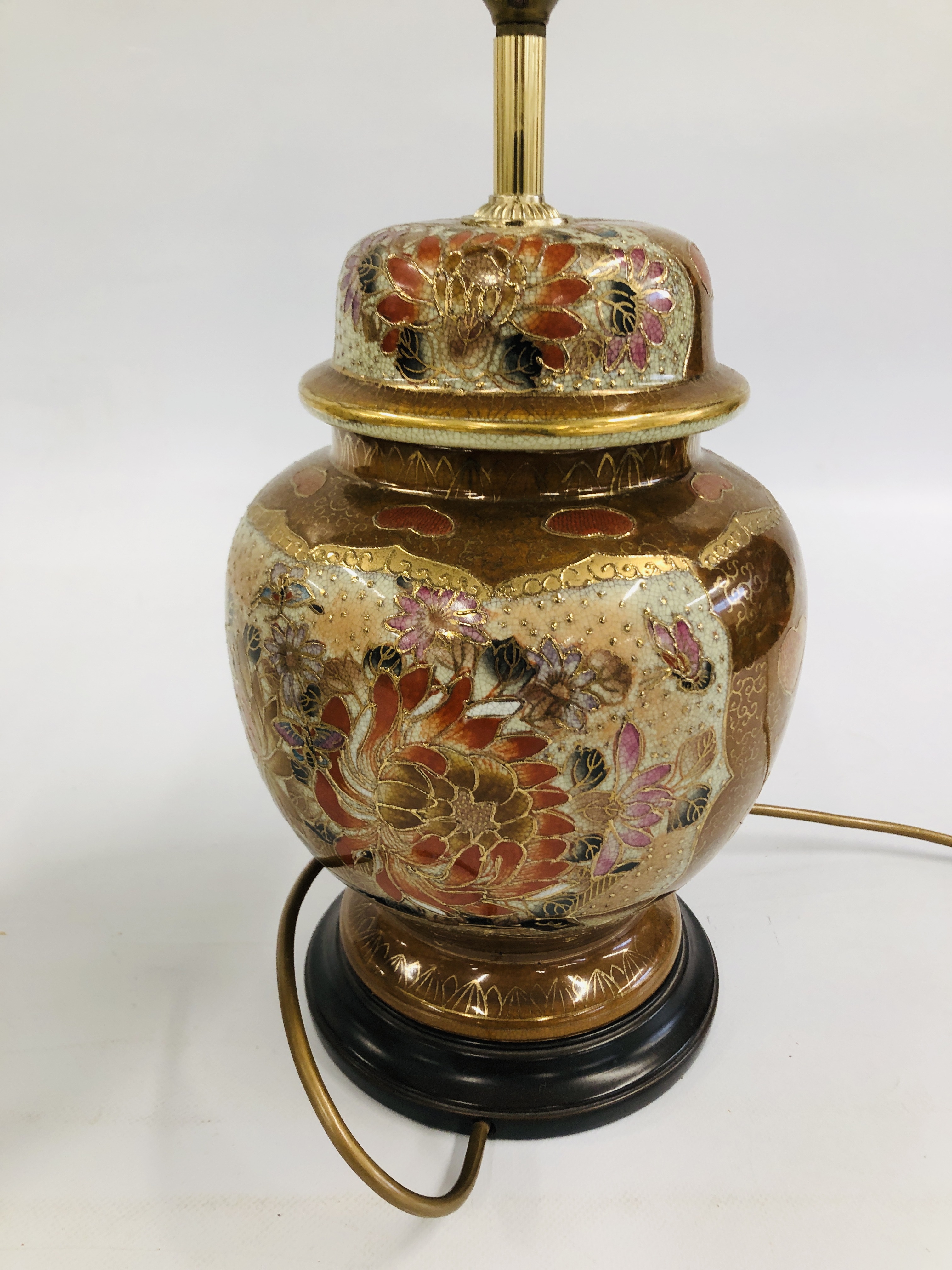 TWO DECORATIVE ORIENTAL STYLE TABLE LAMP BASES TO INCLUDE AN IMARI EXAMPLE ALONG WITH TWO FURTHER - Image 6 of 6