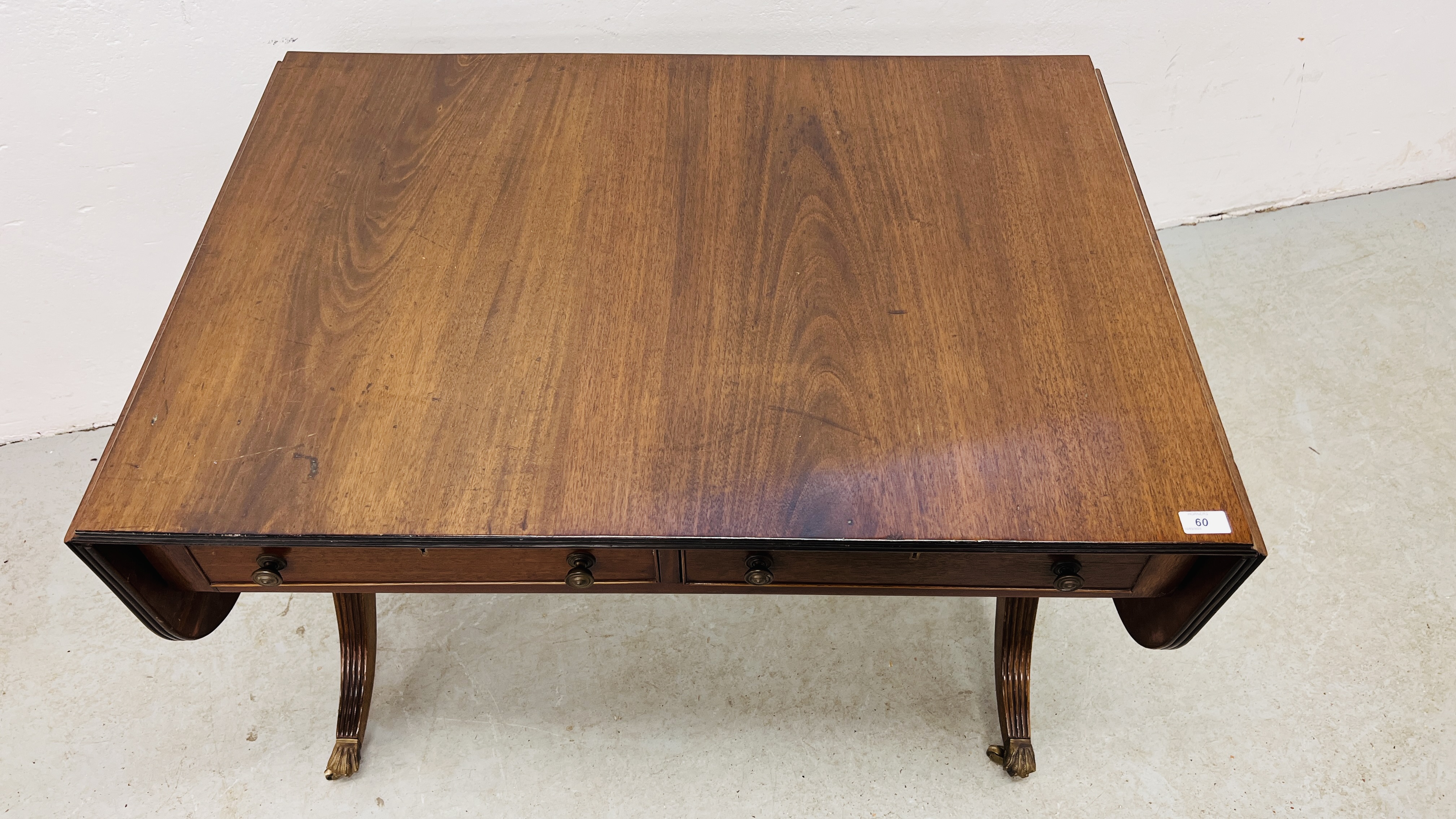 A REPRODUCTION REGENCY MAHOGANY SOFA TABLE WITH TWO FRIEZE DRAWERS. - Image 3 of 10