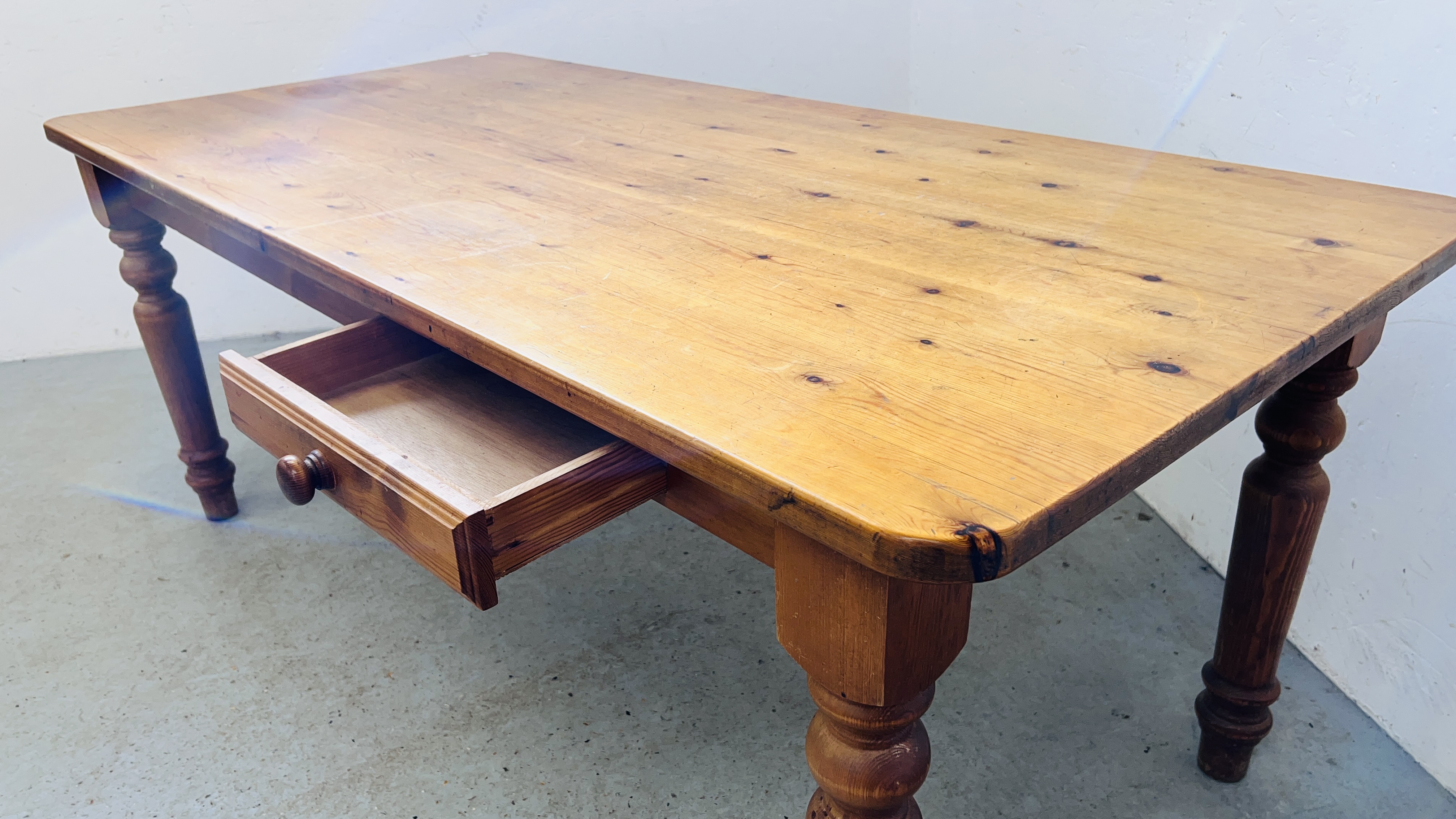 A WAXED PINE KITCHEN TABLE ON TURNED LEGS. - Image 8 of 8