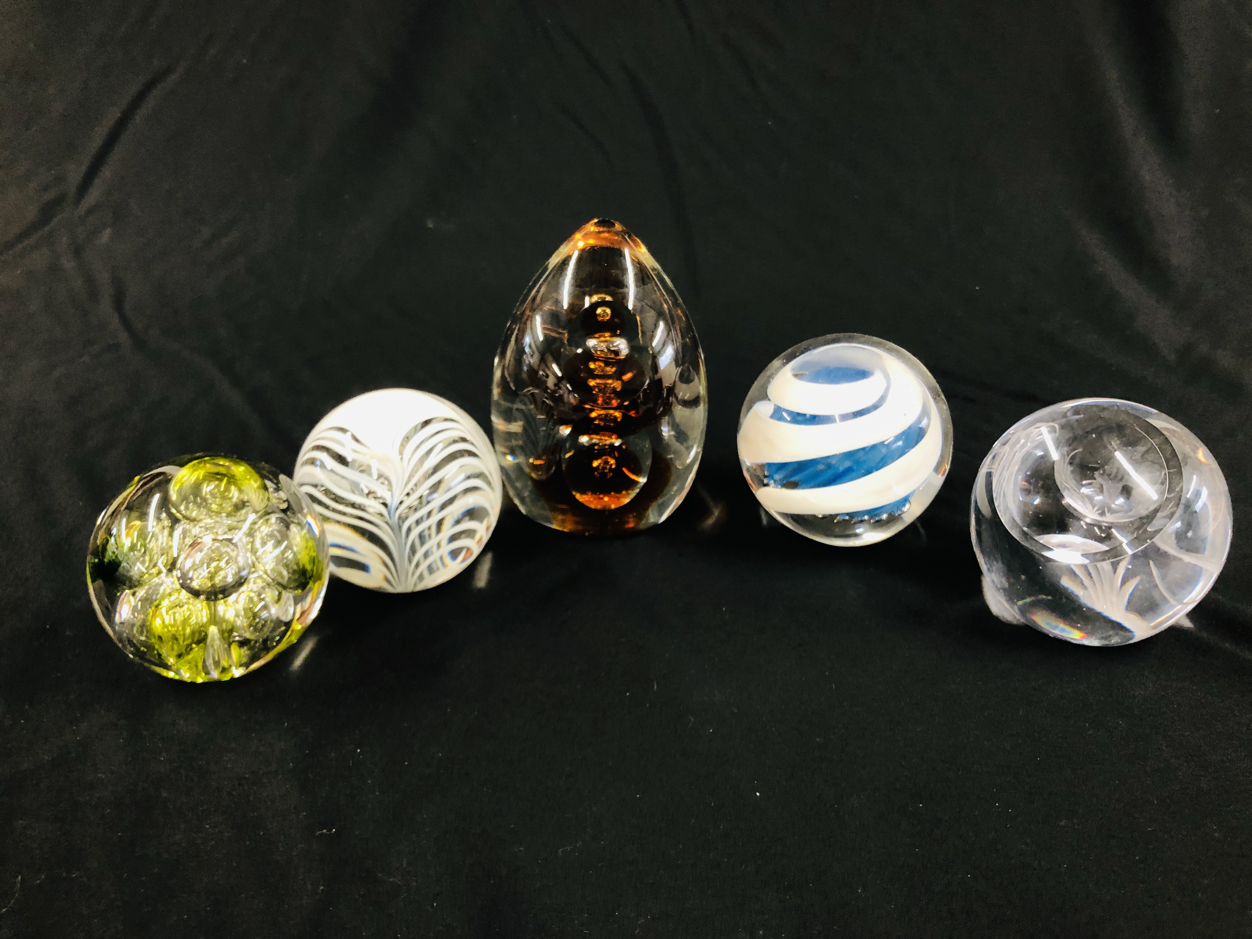 A GROUP OF 5 ART GLASS PAPERWEIGHTS TO INCLUDE LANGHAM AND A CONICAL EXAMPLE. - Image 8 of 8