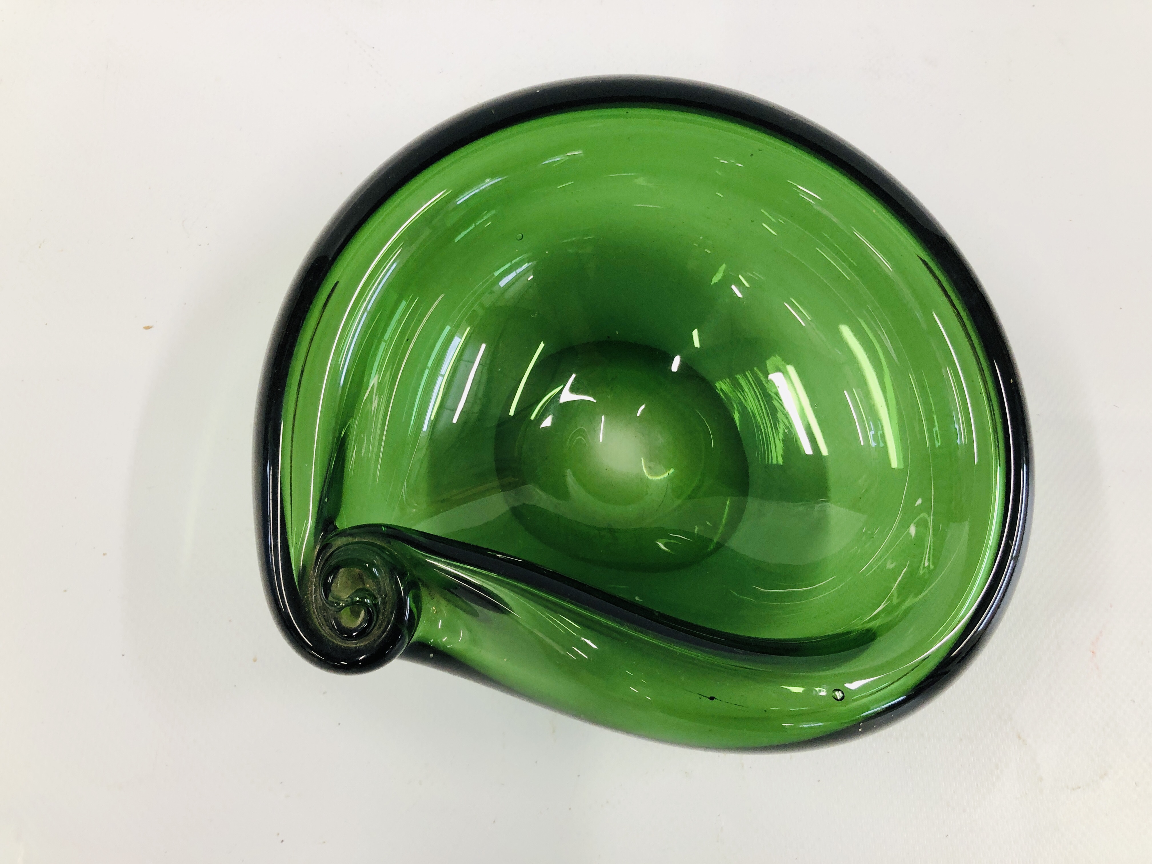 A SWEDISH GULLASKRUF GREEN GLASS BOWL BY HUGO GEHLIN, 17CM WIDE. - Image 3 of 5