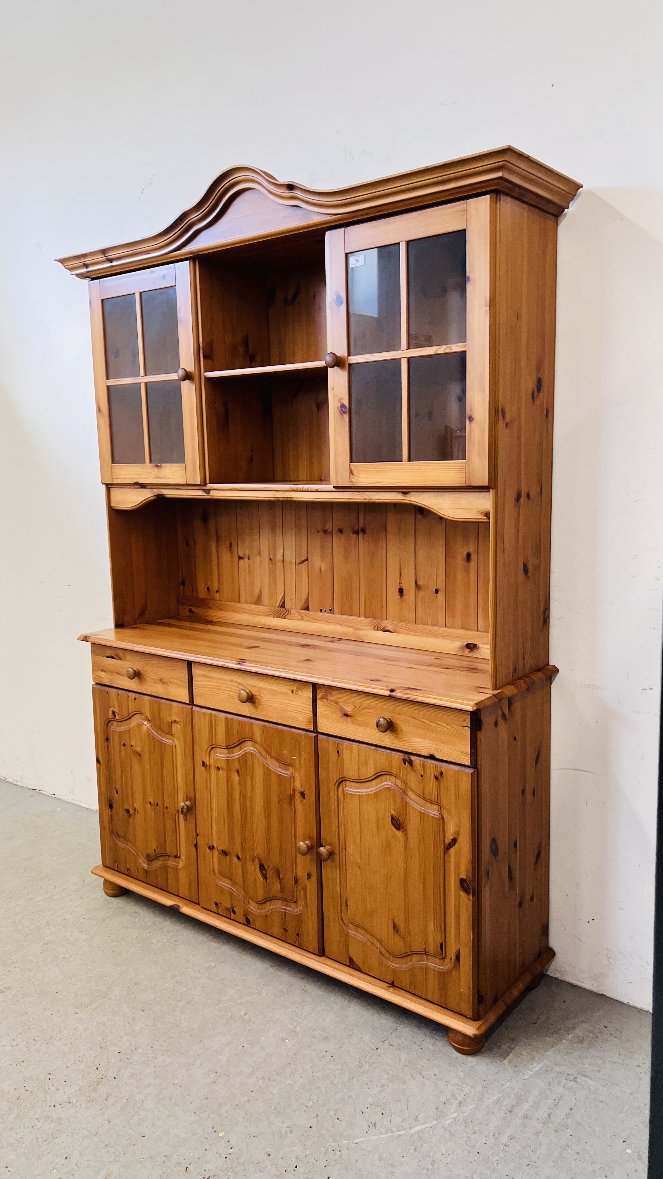 A HONEY PINE TRADITIONAL GLAZED TOP COUNTRY DRESSER, W 130CM, D 40CM, H 184CM. - Image 2 of 12