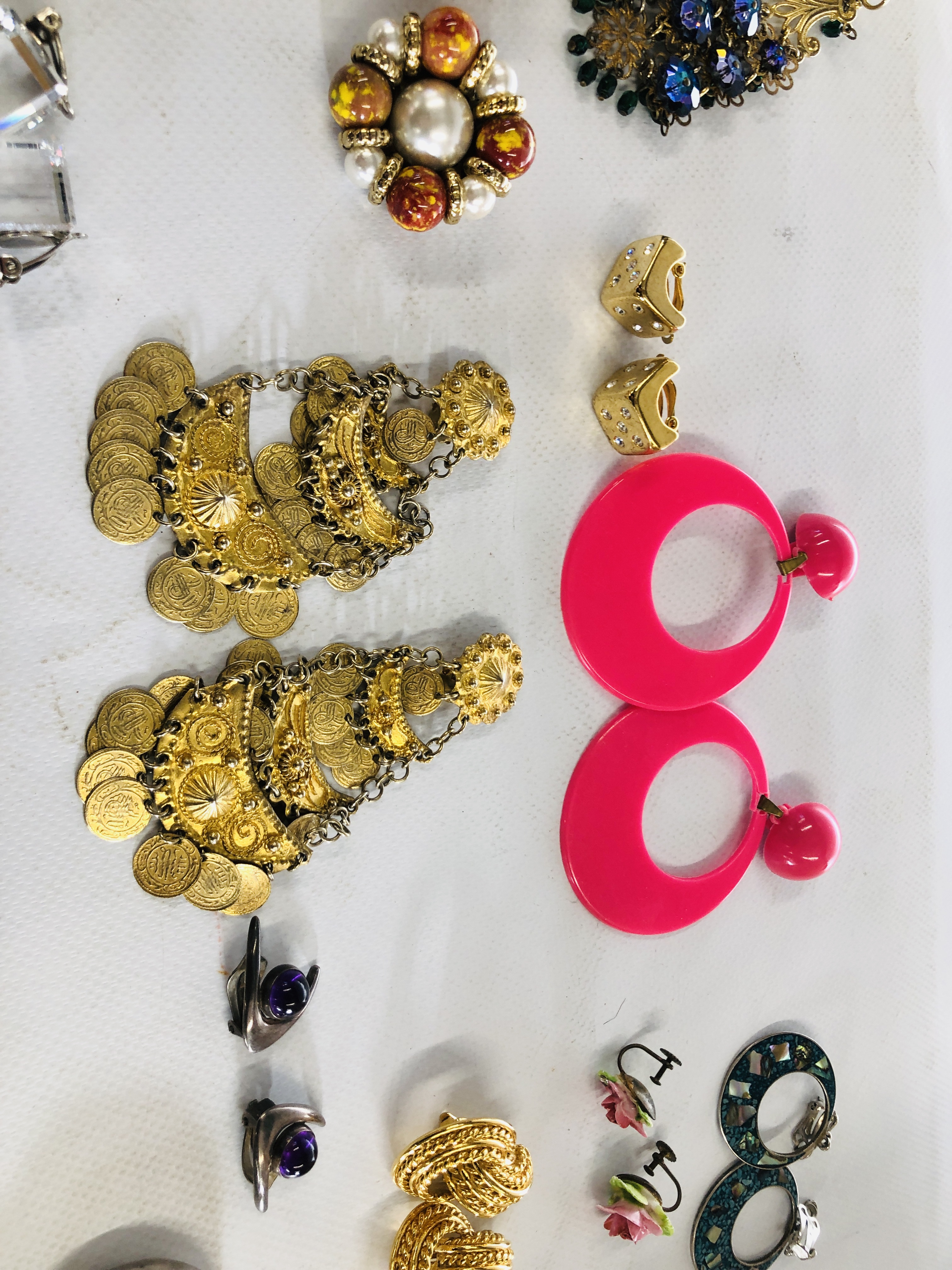 40 PAIRS OF VARIOUS CLIP ON COSTUME JEWELLERY EARRINGS. - Image 5 of 9