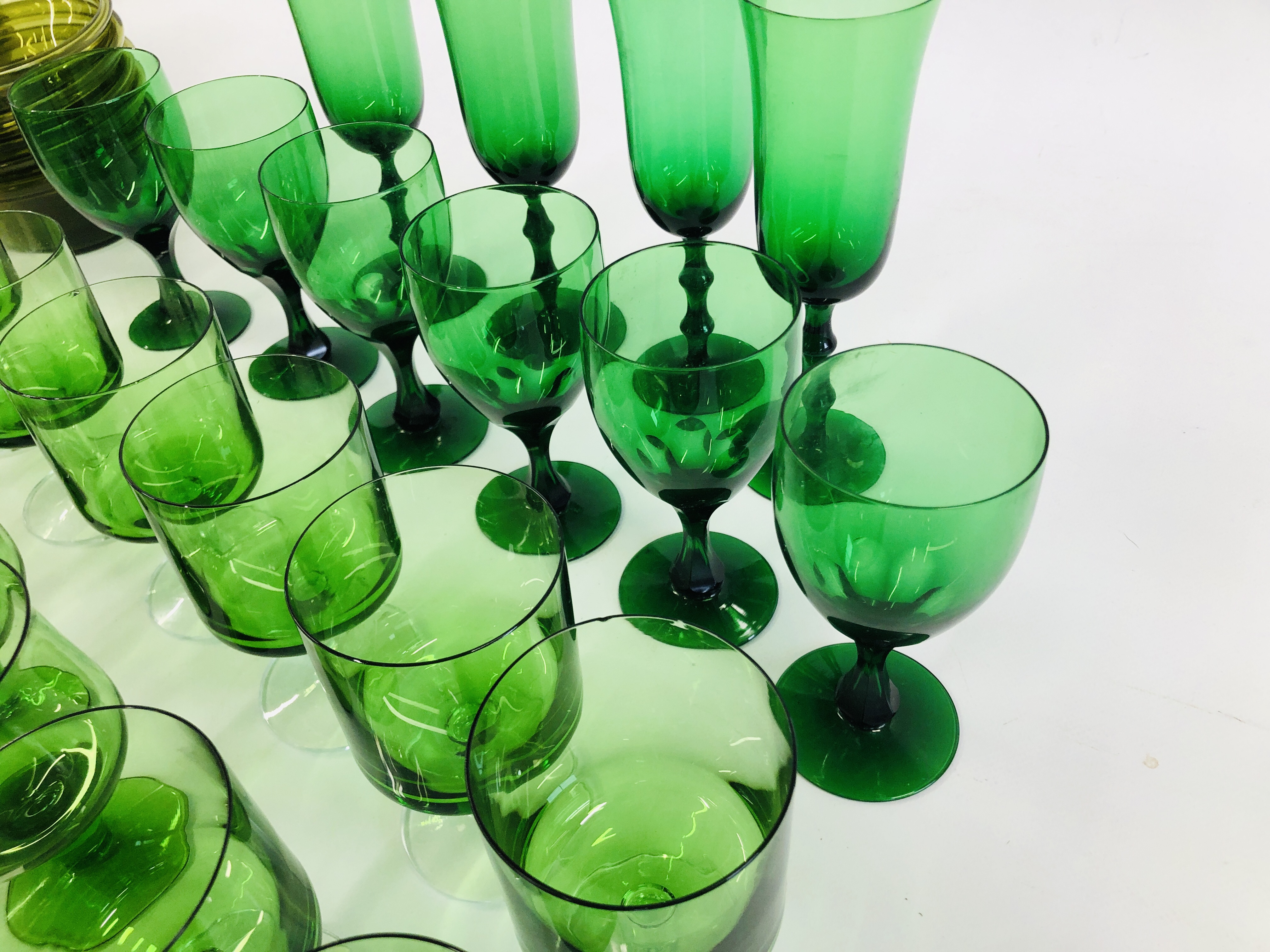 AN EXTENSIVE COLLECTION OF ASSORTED GREEN GLASSWARE TO INCLUDE STUDIO PLATES AND DRINKING GLASSES - Image 4 of 16