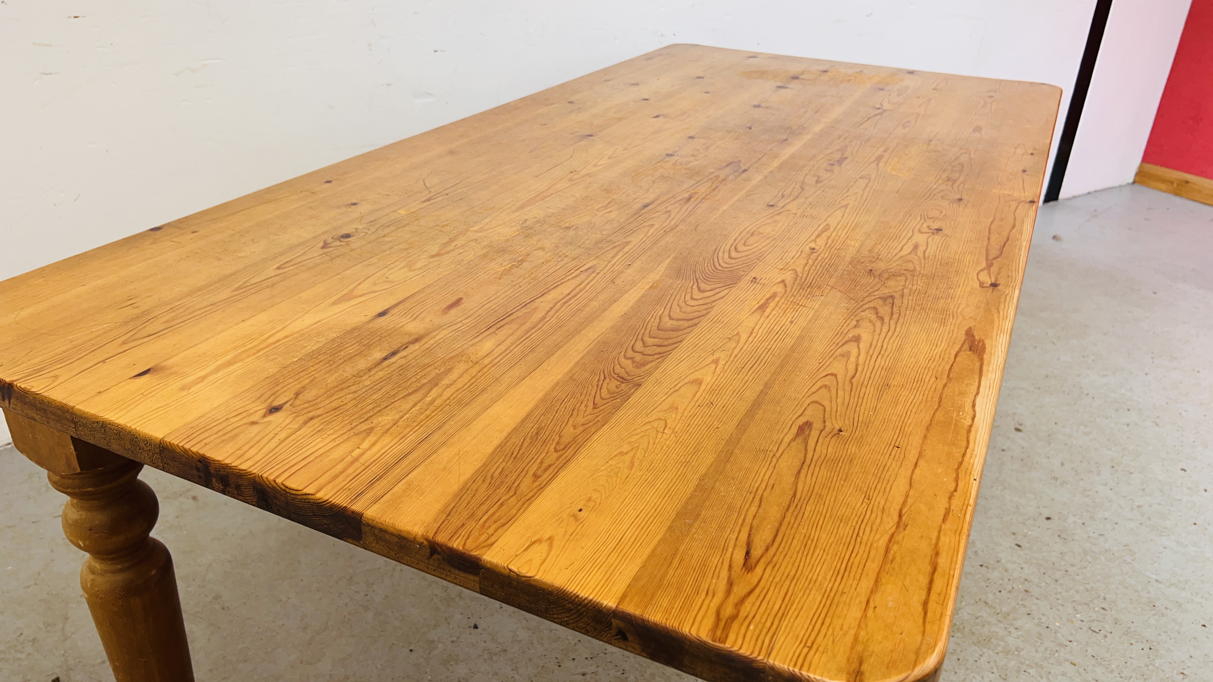 A WAXED PINE KITCHEN TABLE ON TURNED LEGS. - Image 6 of 8