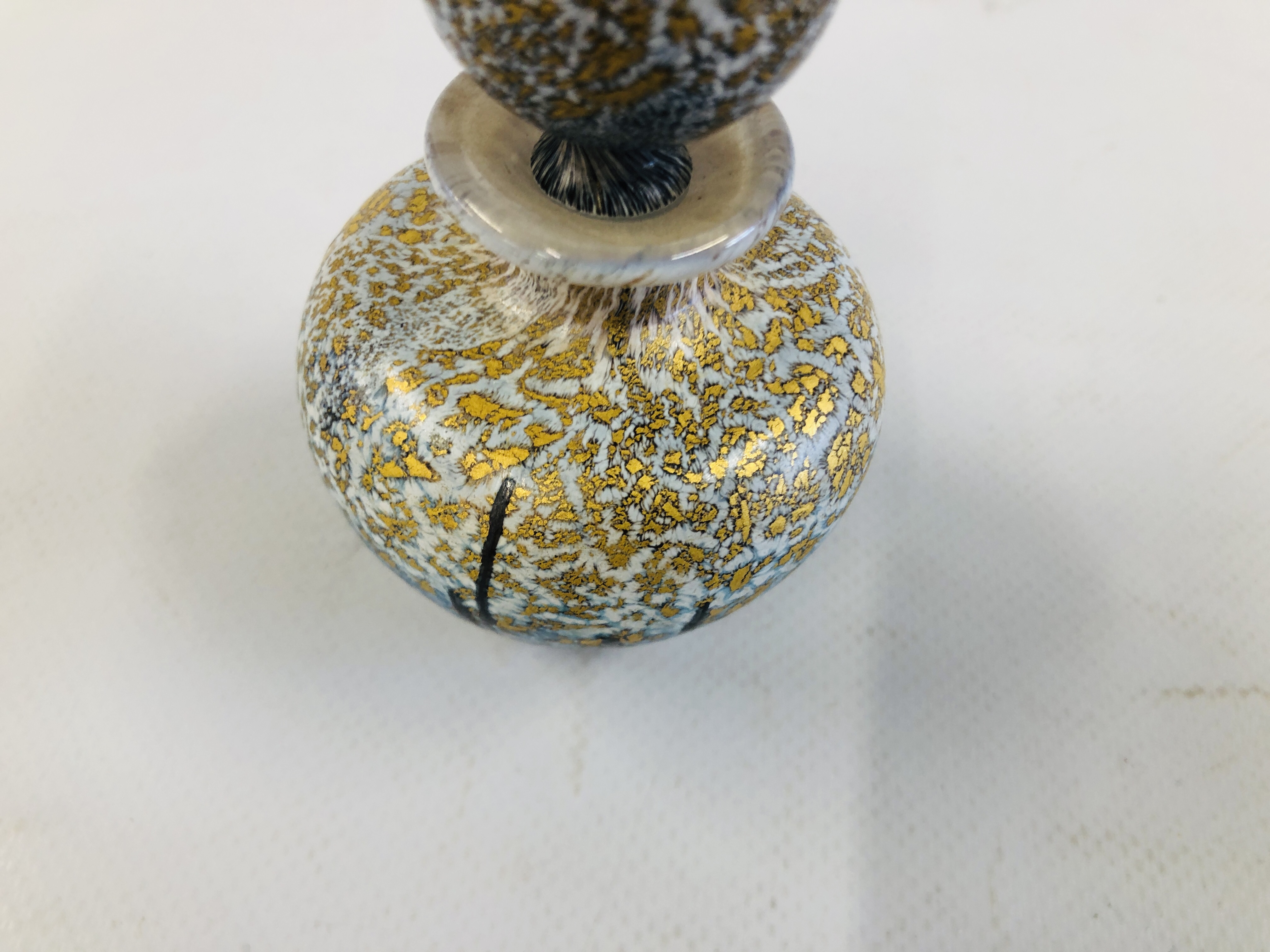 AN ATTRACTIVE ART GLASS PERFUME BOTTLE AND STOPPER UNSIGNED, H 10CM APPROX. - Image 3 of 6