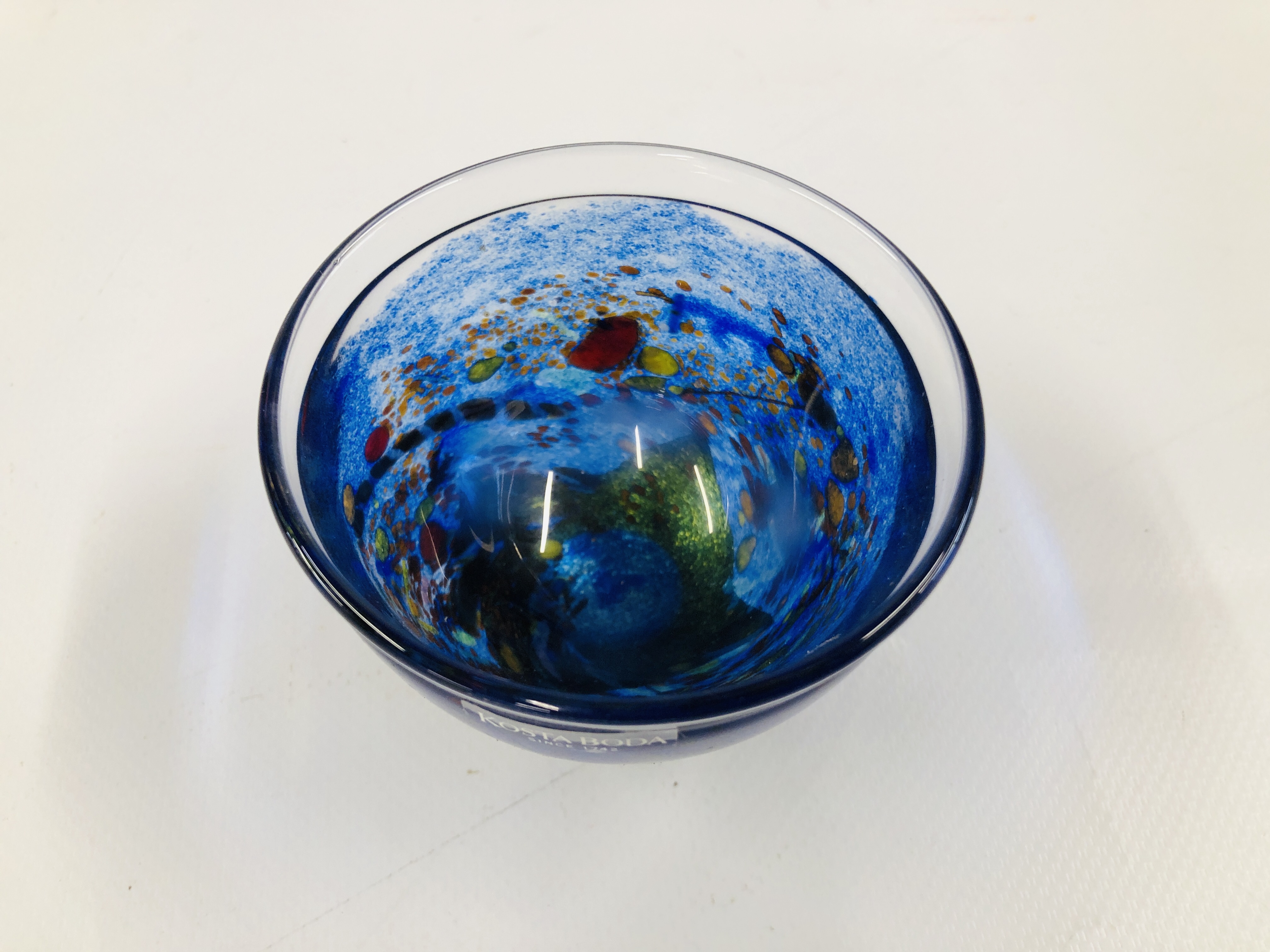 AN ELABORATE ART GLASS BOWL BEARING ORIGINAL KOSTA BODA LABEL & SIGNED TO BASE - DIAMETER 7. - Image 2 of 6