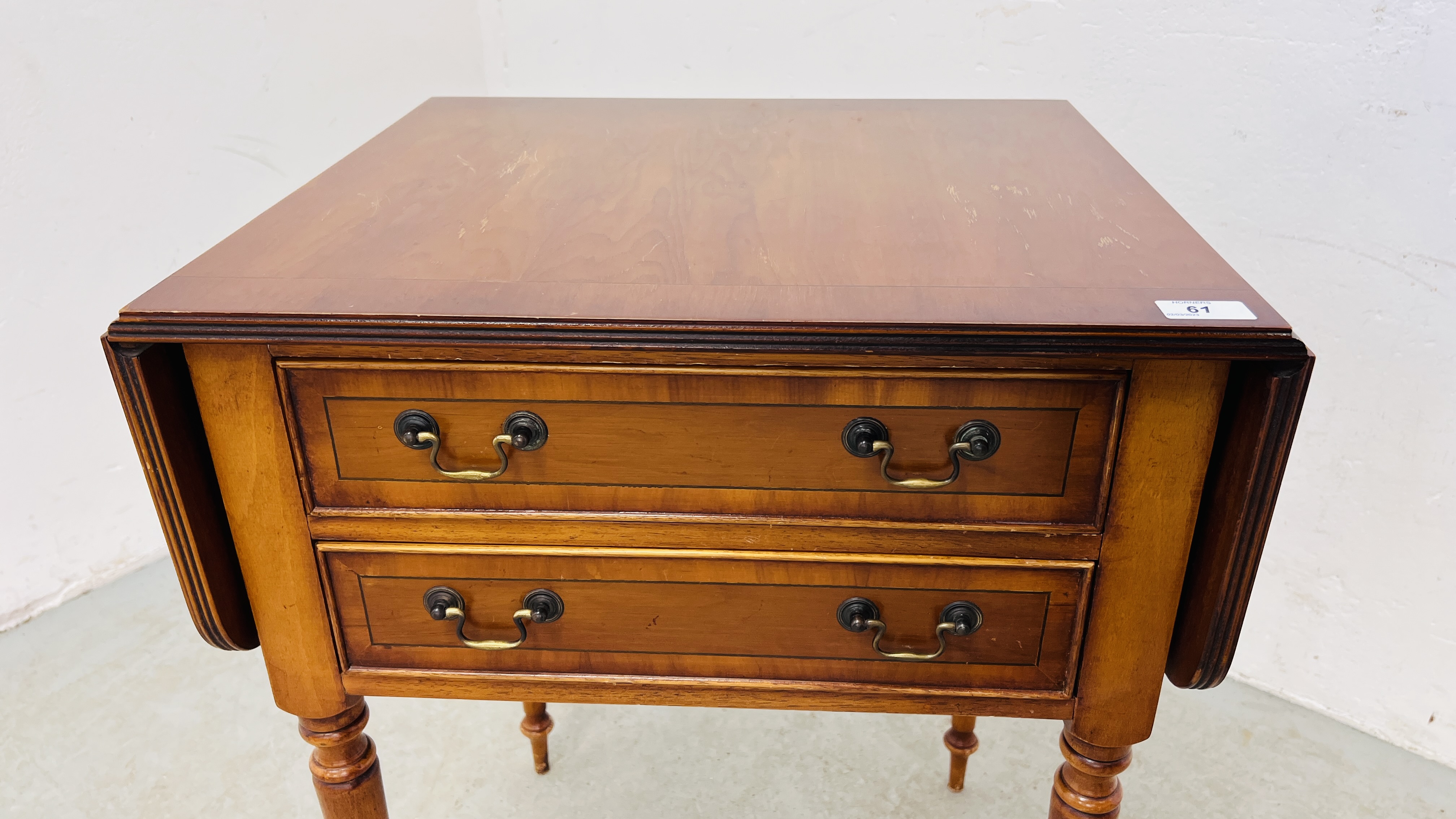 A REPRODUCTION YEW WOOD DROP LEAF OCCASIONAL TABLE WITH TWO FRIEZE DRAWERS. - Image 2 of 7