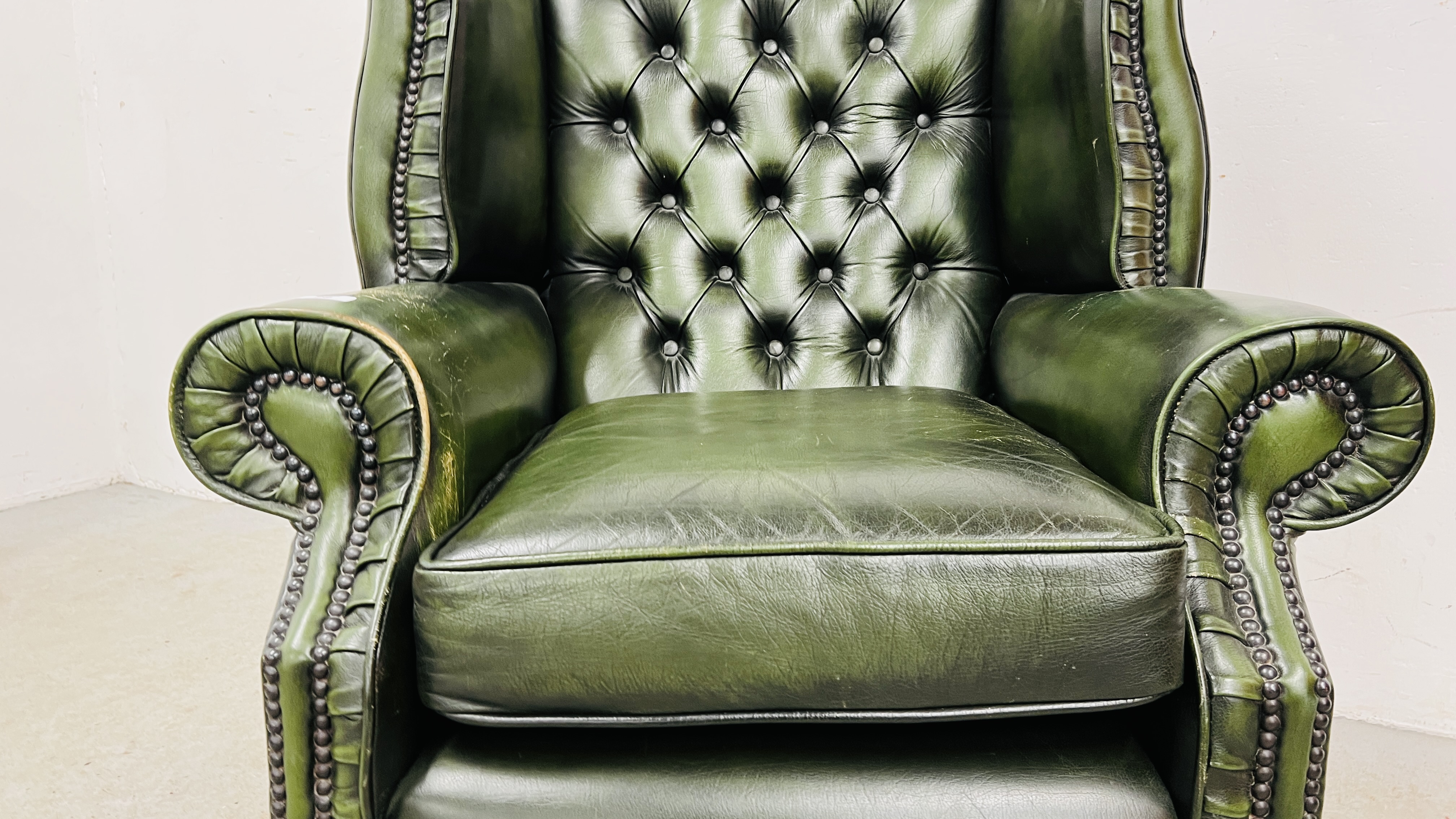 A BOTTLE GREEN LEATHER BUTTON BACK WING CHAIR - FRONT LEG A/F. - Image 4 of 10