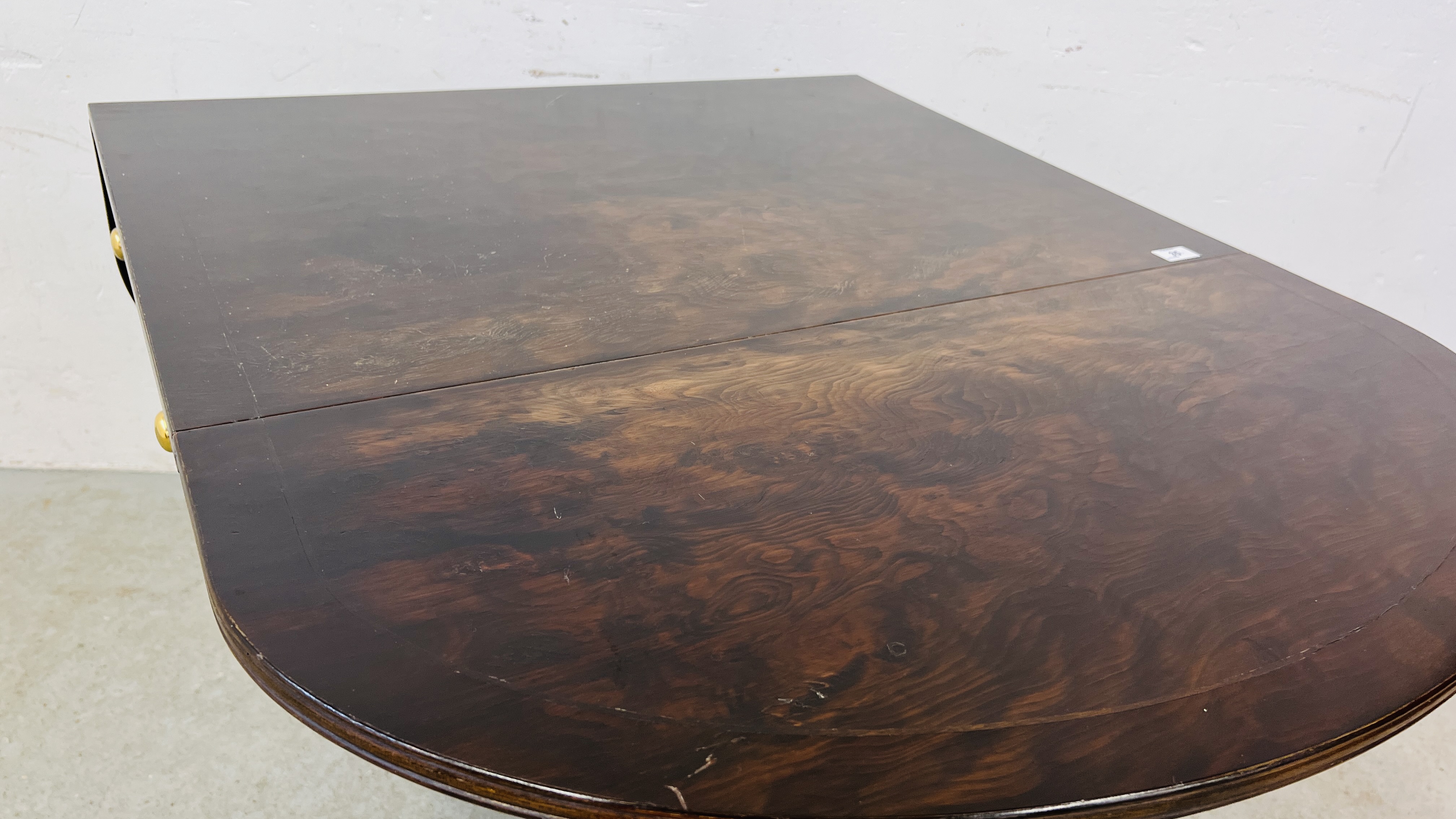 A REGENCY STYLE MAHOGANY PEDESTAL TABLE WITH DROP LEAVES AND SINGLE DRAWER. - Image 7 of 10