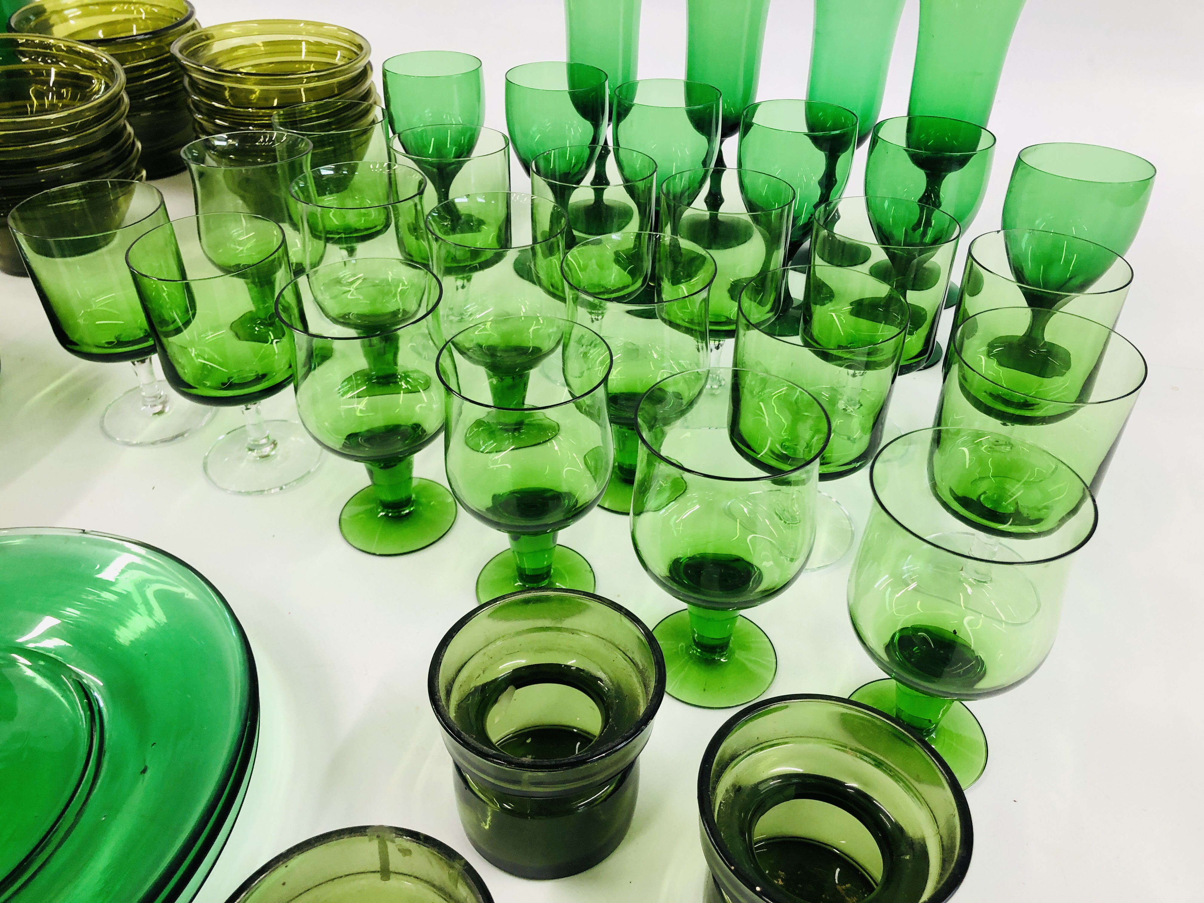 AN EXTENSIVE COLLECTION OF ASSORTED GREEN GLASSWARE TO INCLUDE STUDIO PLATES AND DRINKING GLASSES - Image 3 of 16