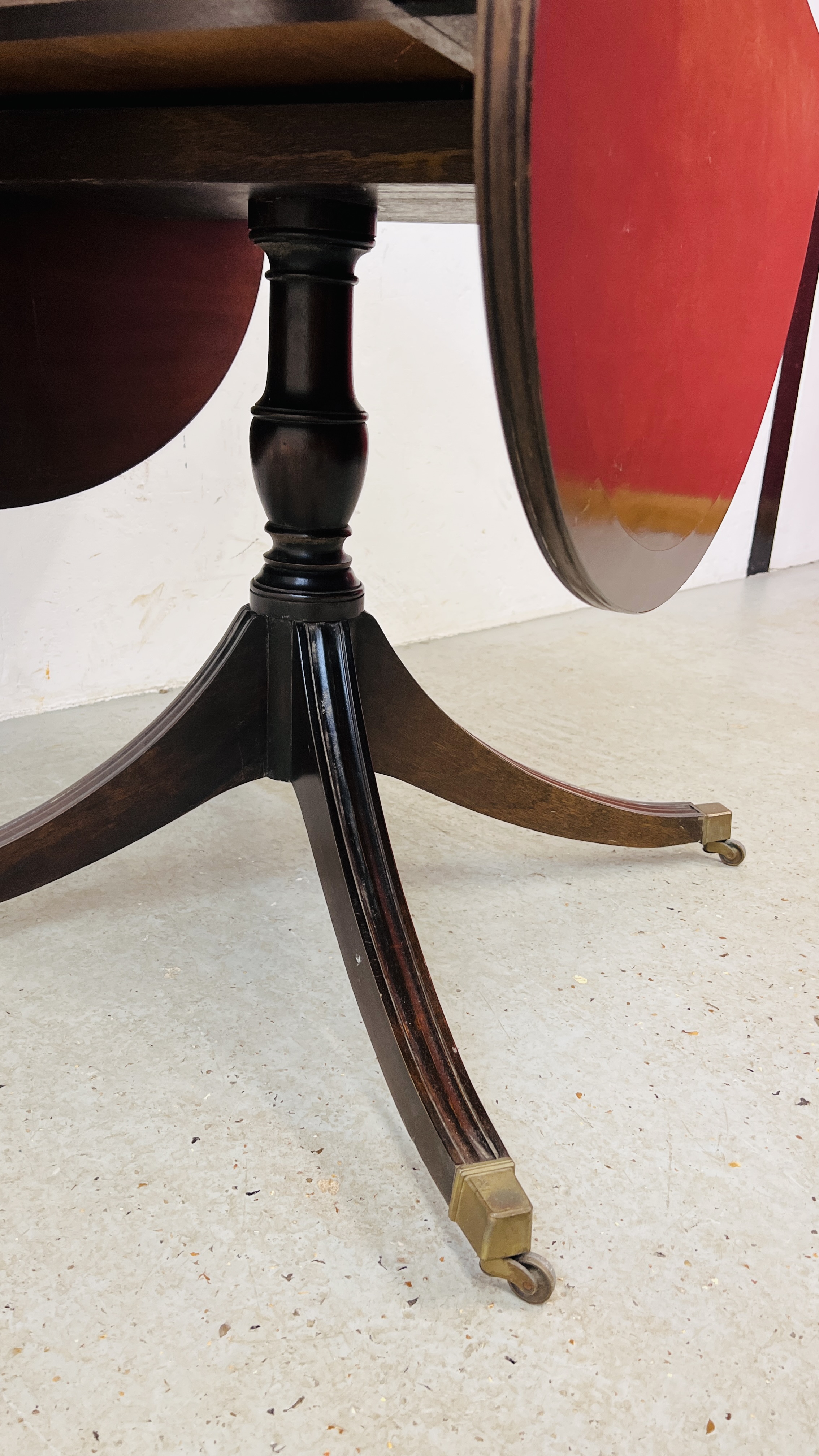 A REGENCY STYLE MAHOGANY PEDESTAL TABLE WITH DROP LEAVES AND SINGLE DRAWER. - Image 6 of 10