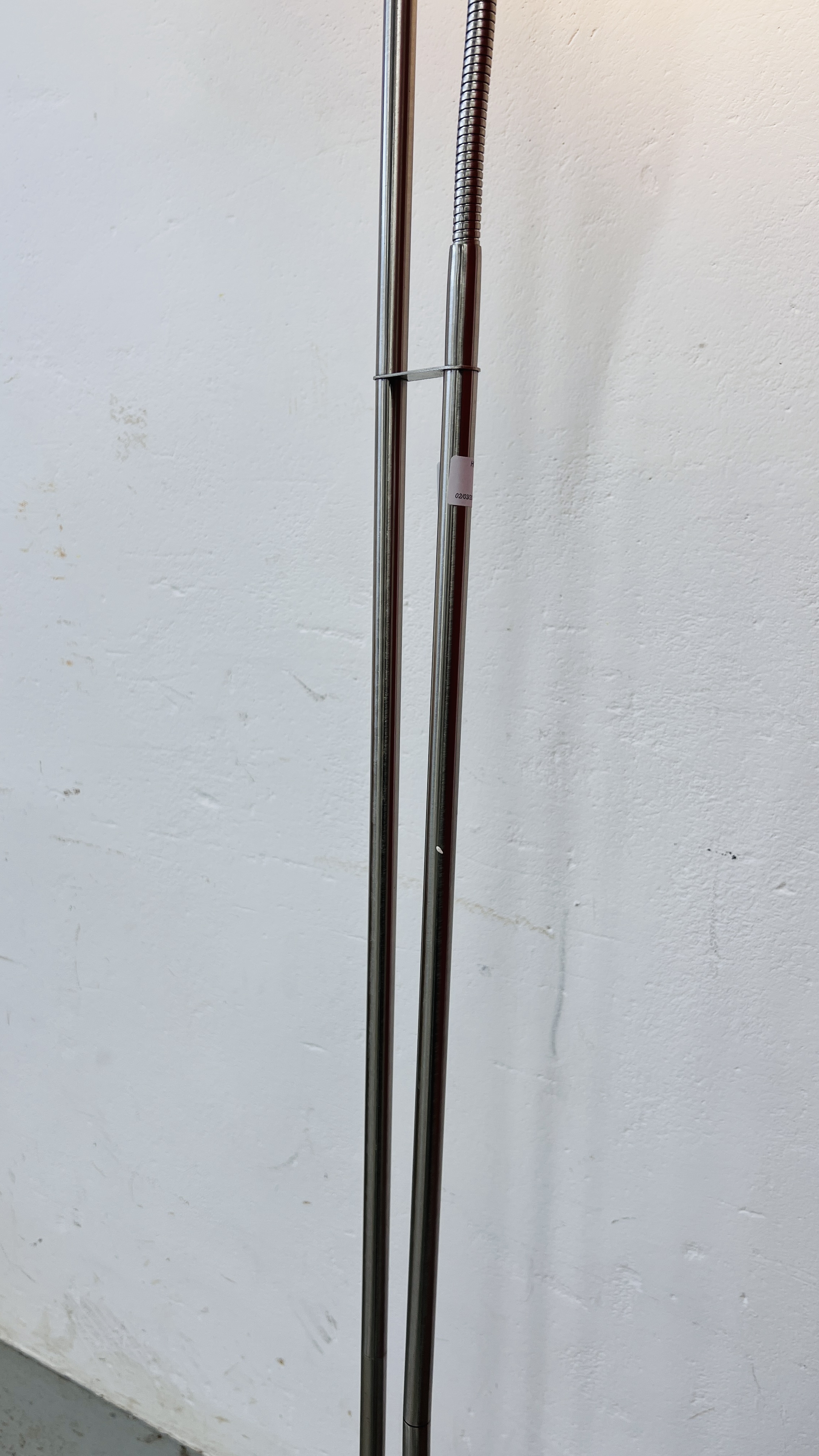 A MODERN BRUSHED STAINLESS STEEL FLOOR STANDING UPLIGHTER WITH READING LAMP - SOLD AS SEEN. - Image 4 of 6