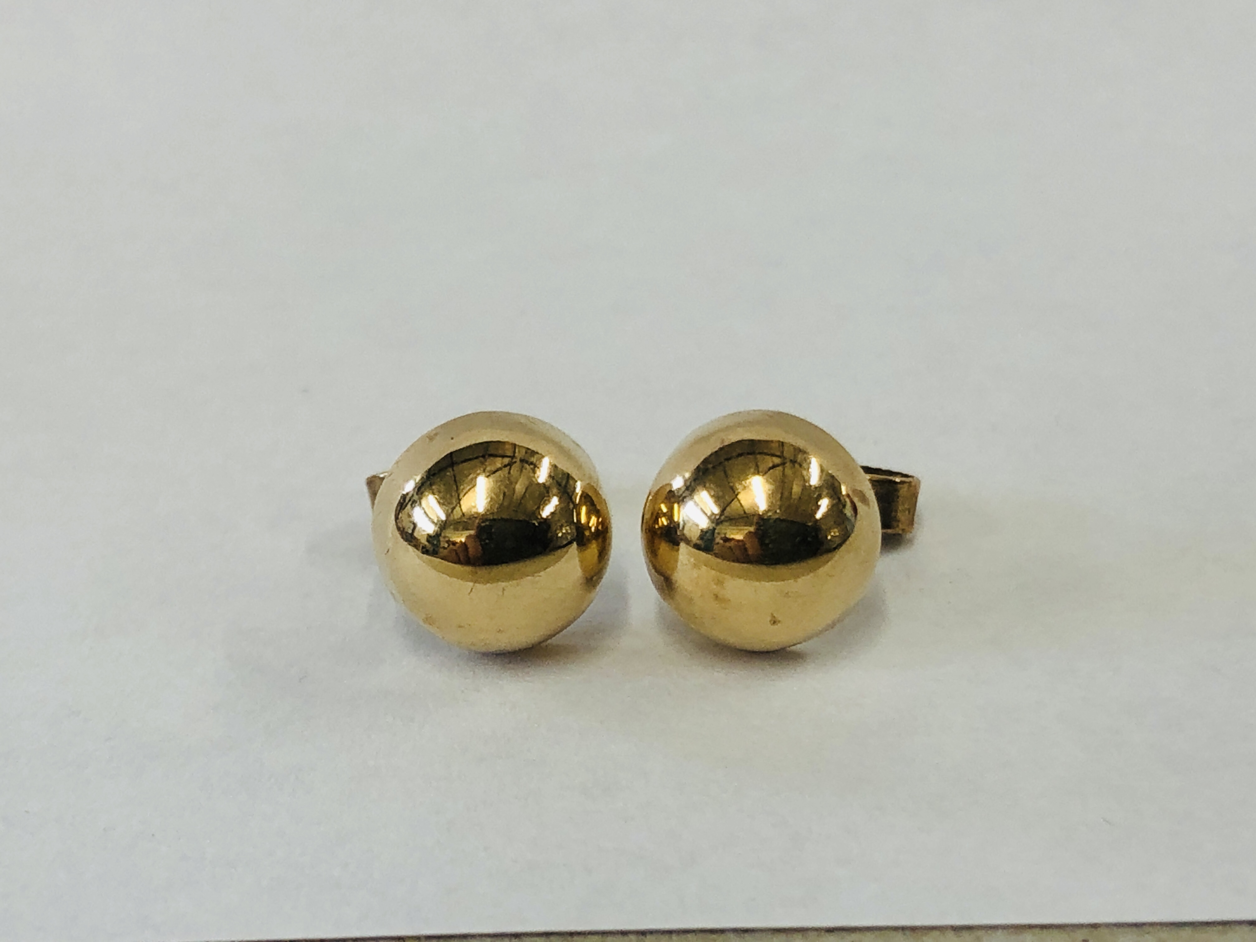 A PAIR OF 9CT GOLD STUD EARRINGS HALLMARKED CHESTER 1956. - Image 6 of 7