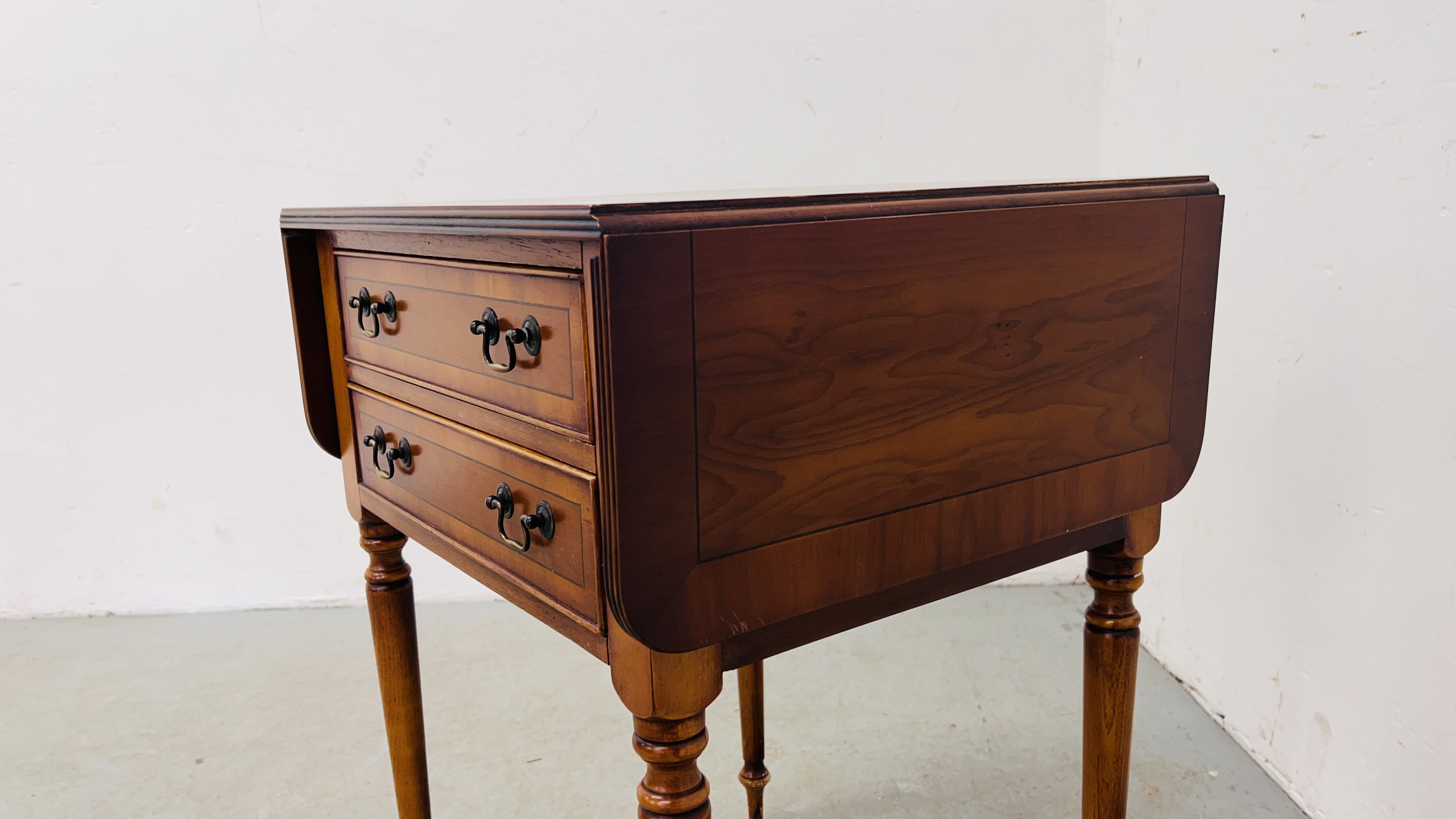 A REPRODUCTION YEW WOOD DROP LEAF OCCASIONAL TABLE WITH TWO FRIEZE DRAWERS. - Image 4 of 7