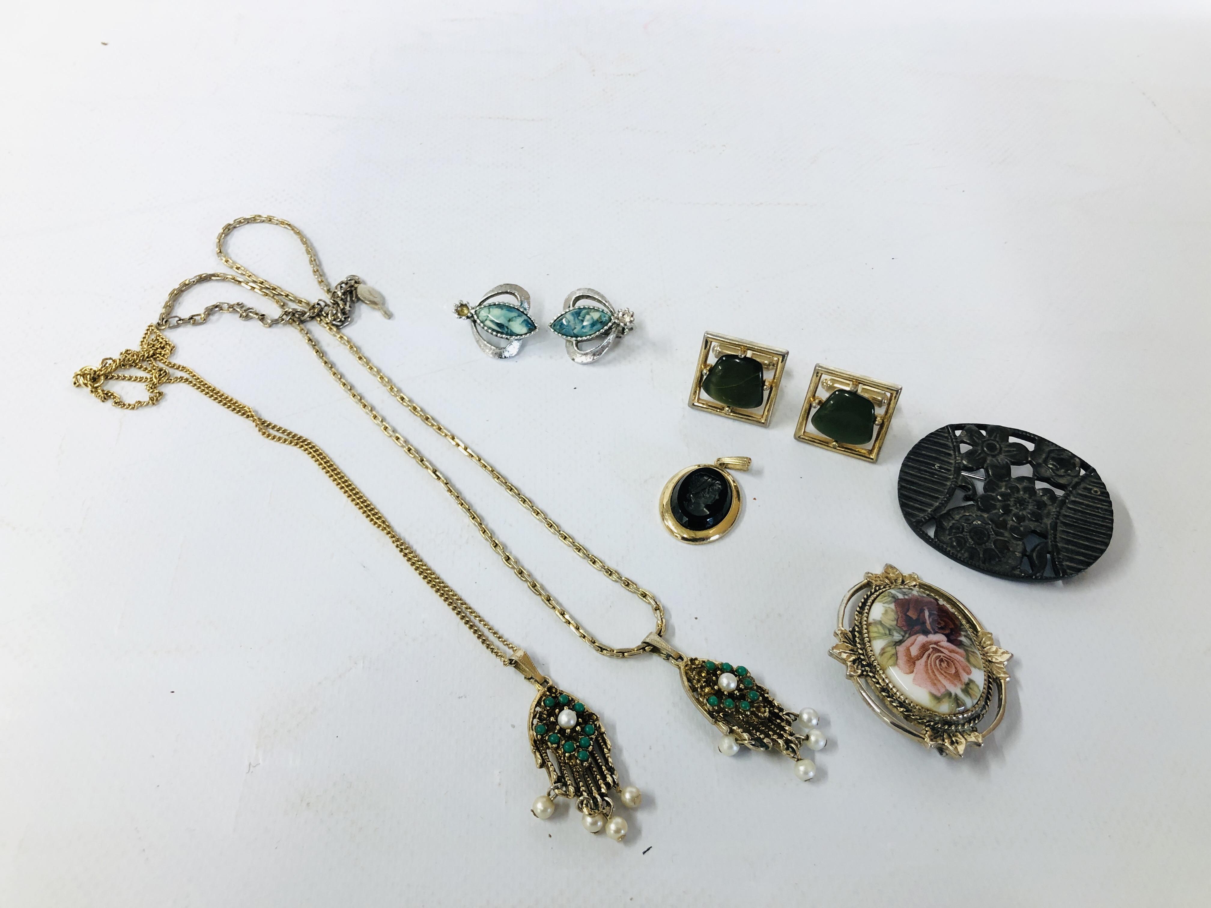 VINTAGE "SARAH COVENTRY" BROOCHES, NECKLACES, CUFF LINKS AND EARRINGS.