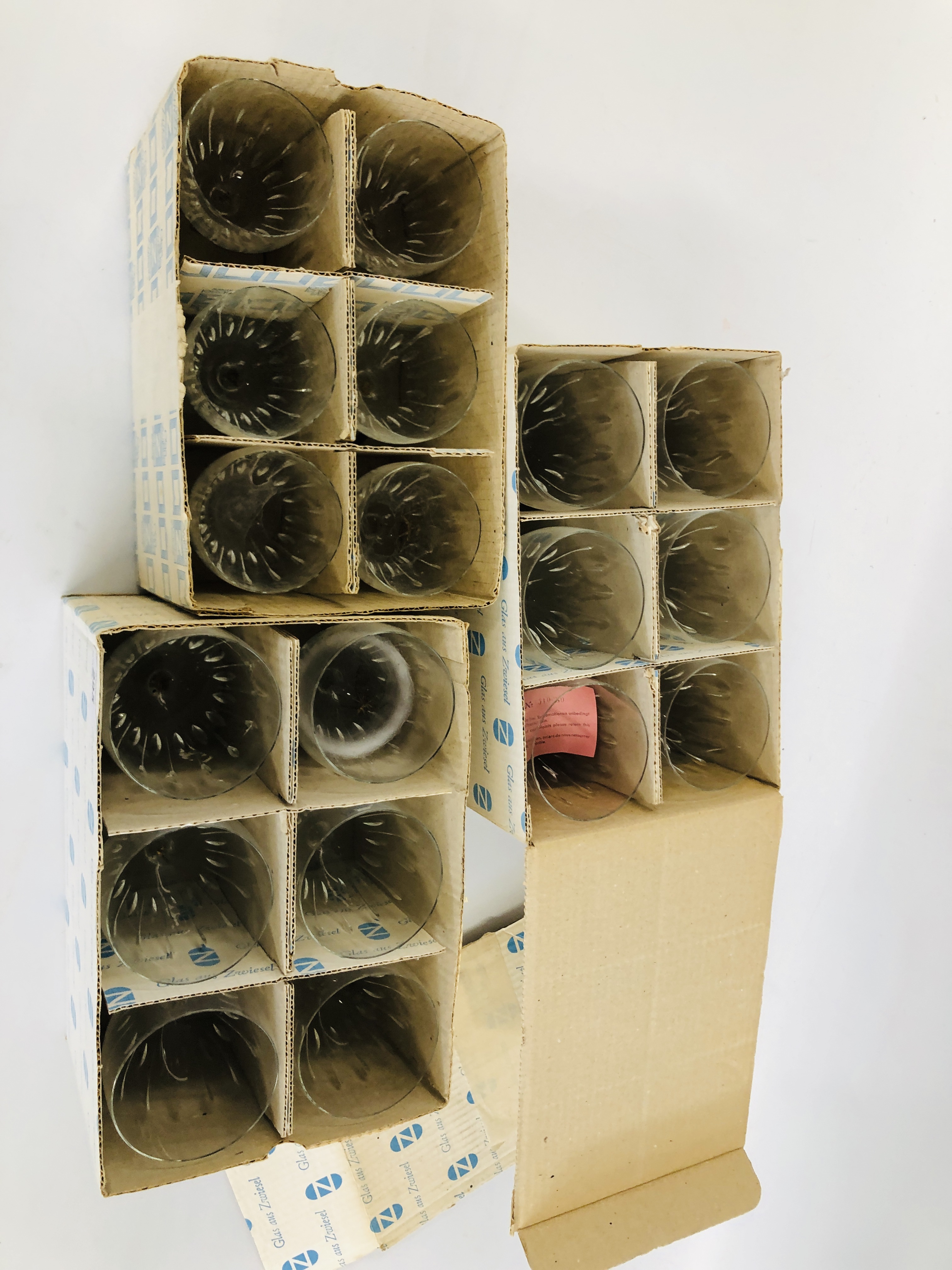 A GROUP OF ZWIESEL GLAS IN ORIGINAL BOXES TO INCLUDE 12 LARGE WINE GLASSES AND 6 SMALLER. - Image 6 of 6